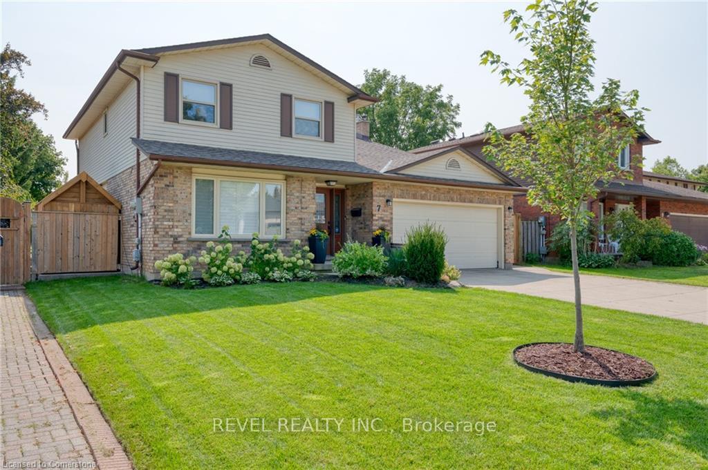 Photo 2 of 7 Sugarplum Court, Hamilton, Stoney Creek Mountain — HOMEH