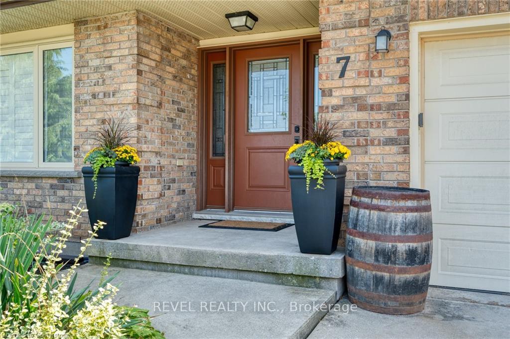 Photo 3 of 7 Sugarplum Court, Hamilton, Stoney Creek Mountain — HOMEH