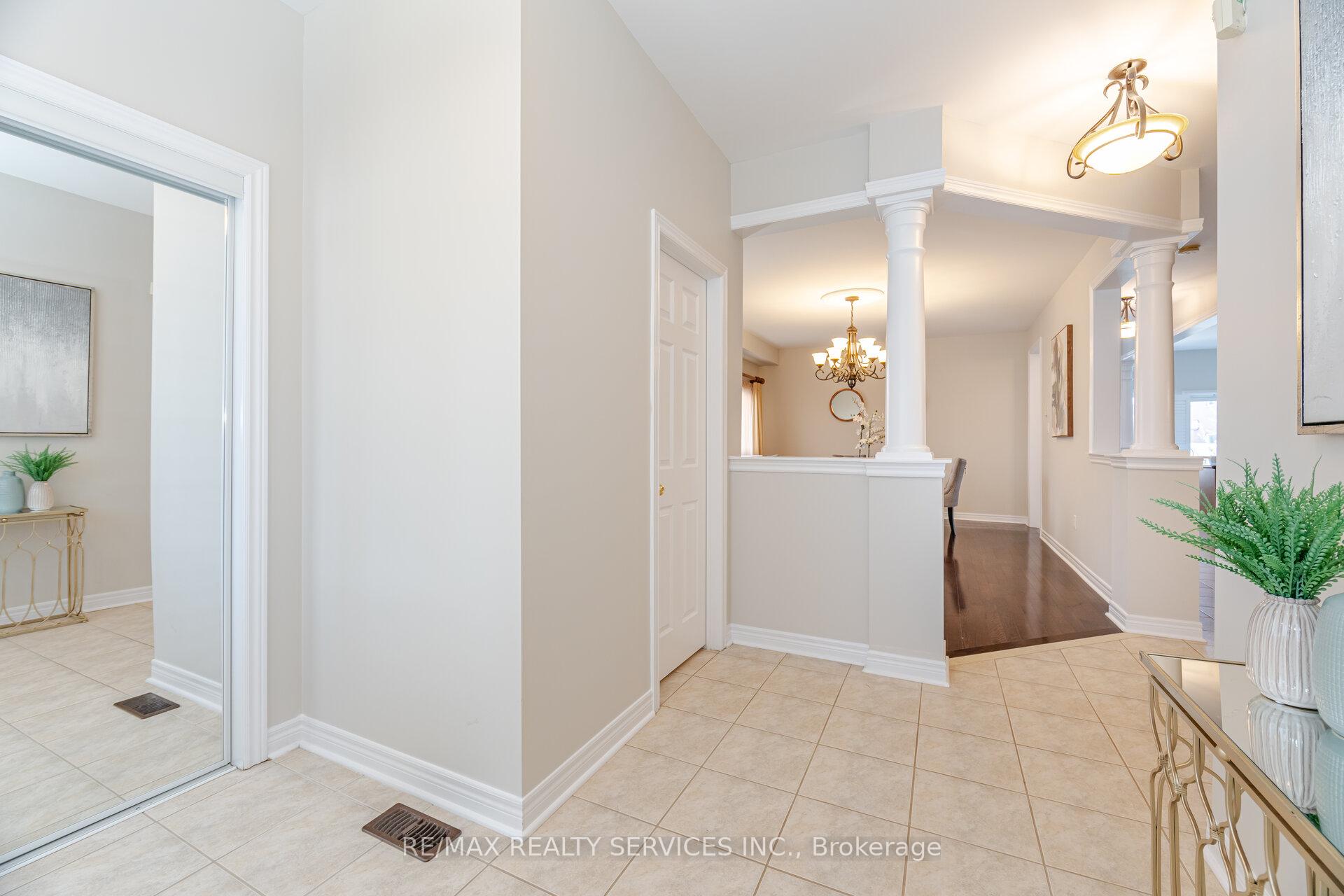 Photo 2 of 21 Fallgate Drive, Brampton, Credit Valley — HOMEH