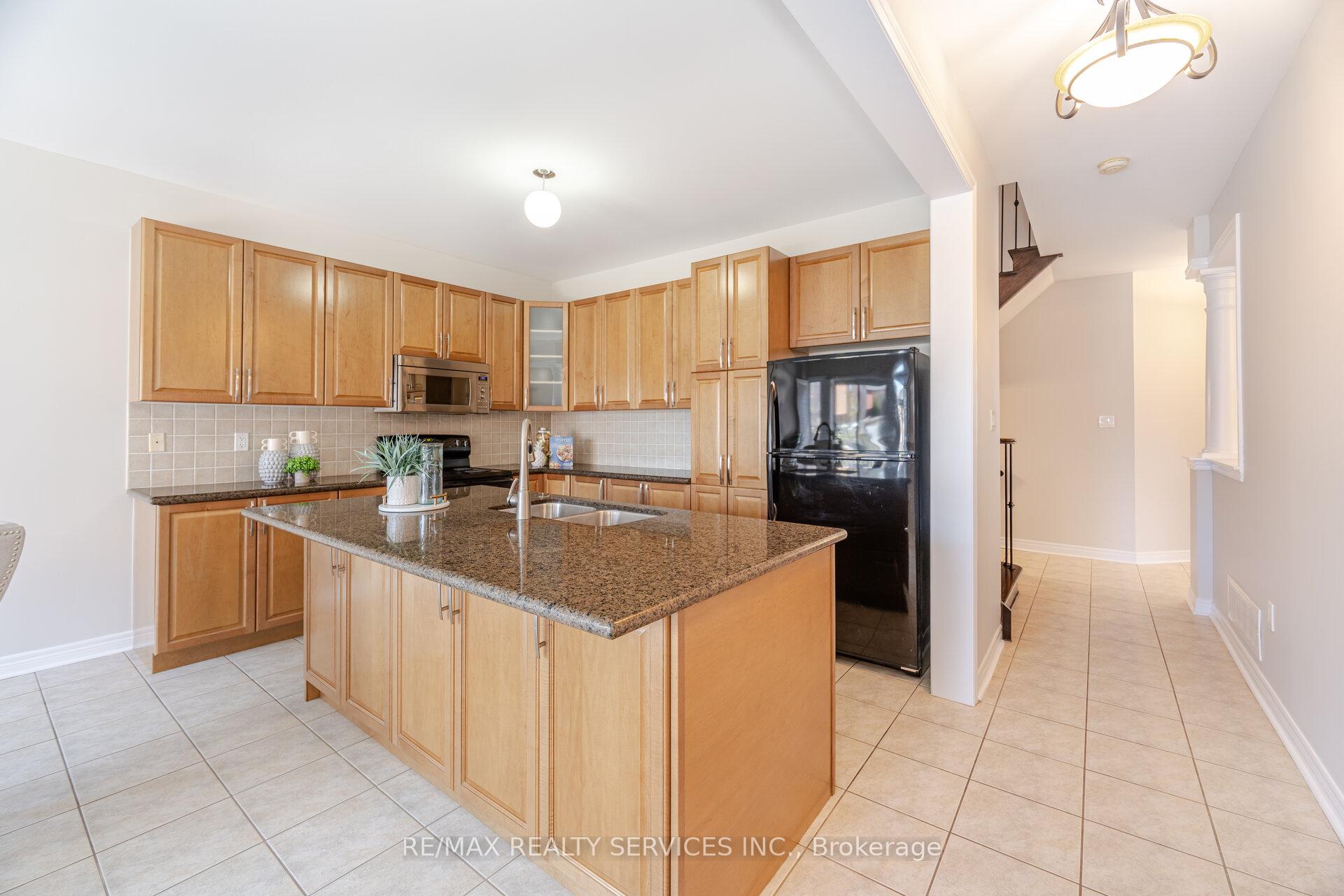 Photo 10 of 21 Fallgate Drive, Brampton, Credit Valley — HOMEH