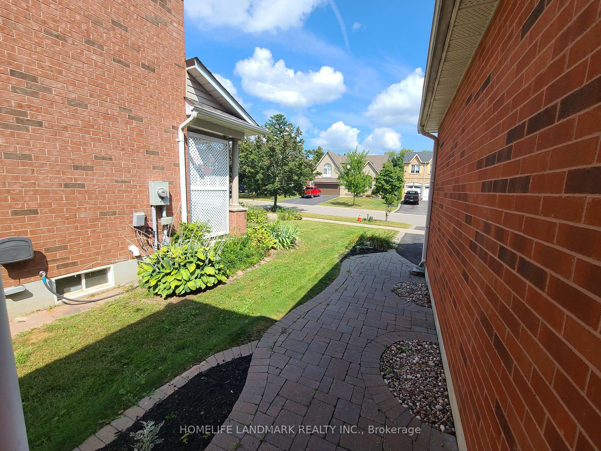 Photo 3 of Unit Main Fl, 6 Osgoode Gate, Clarington, Courtice — HOMEH