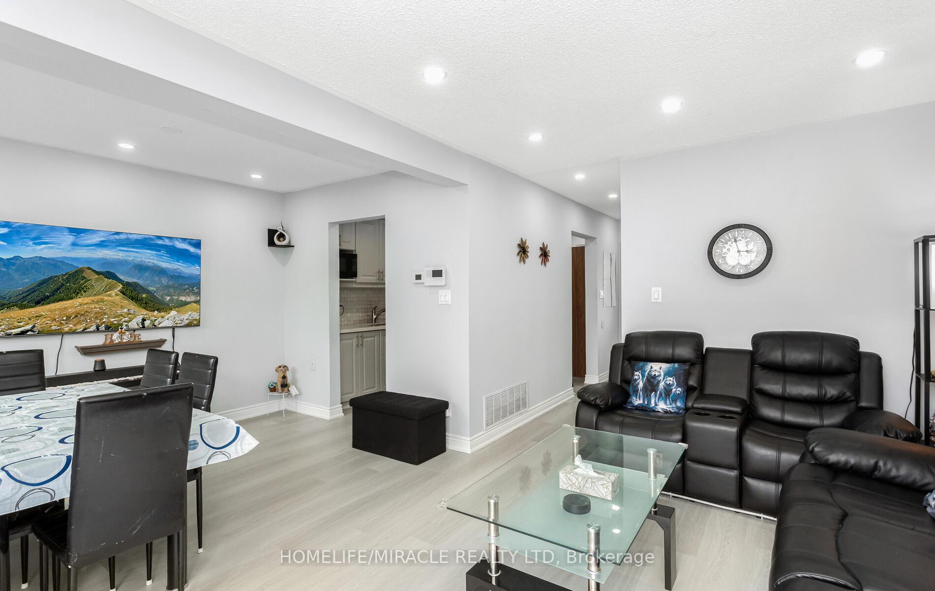 Photo 13 of Unit 2, 2 Craigleigh Crescent, Brampton, Avondale — HOMEH
