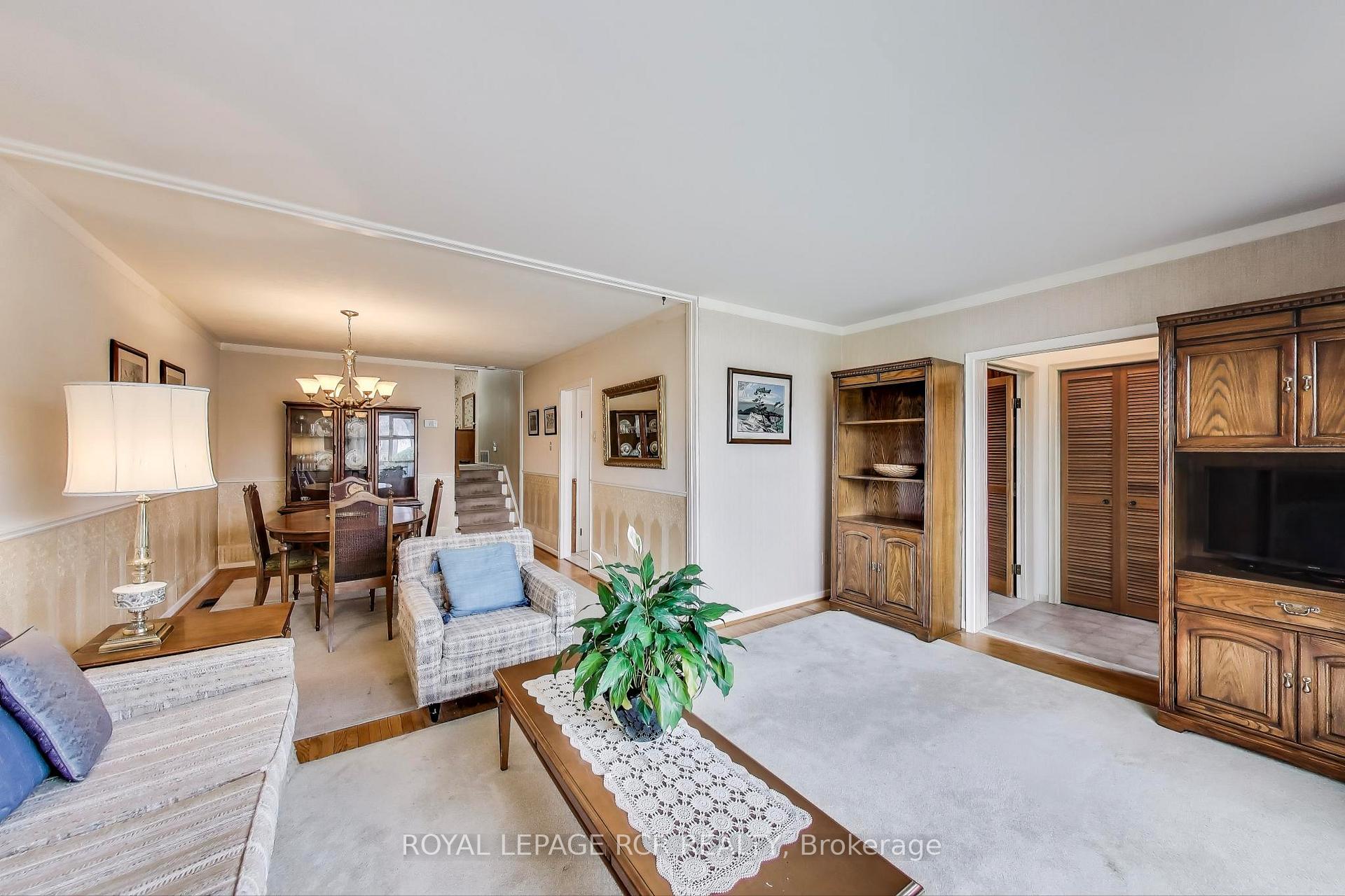 Photo 4 of 43 Appleby Drive, Brampton, Avondale — HOMEH