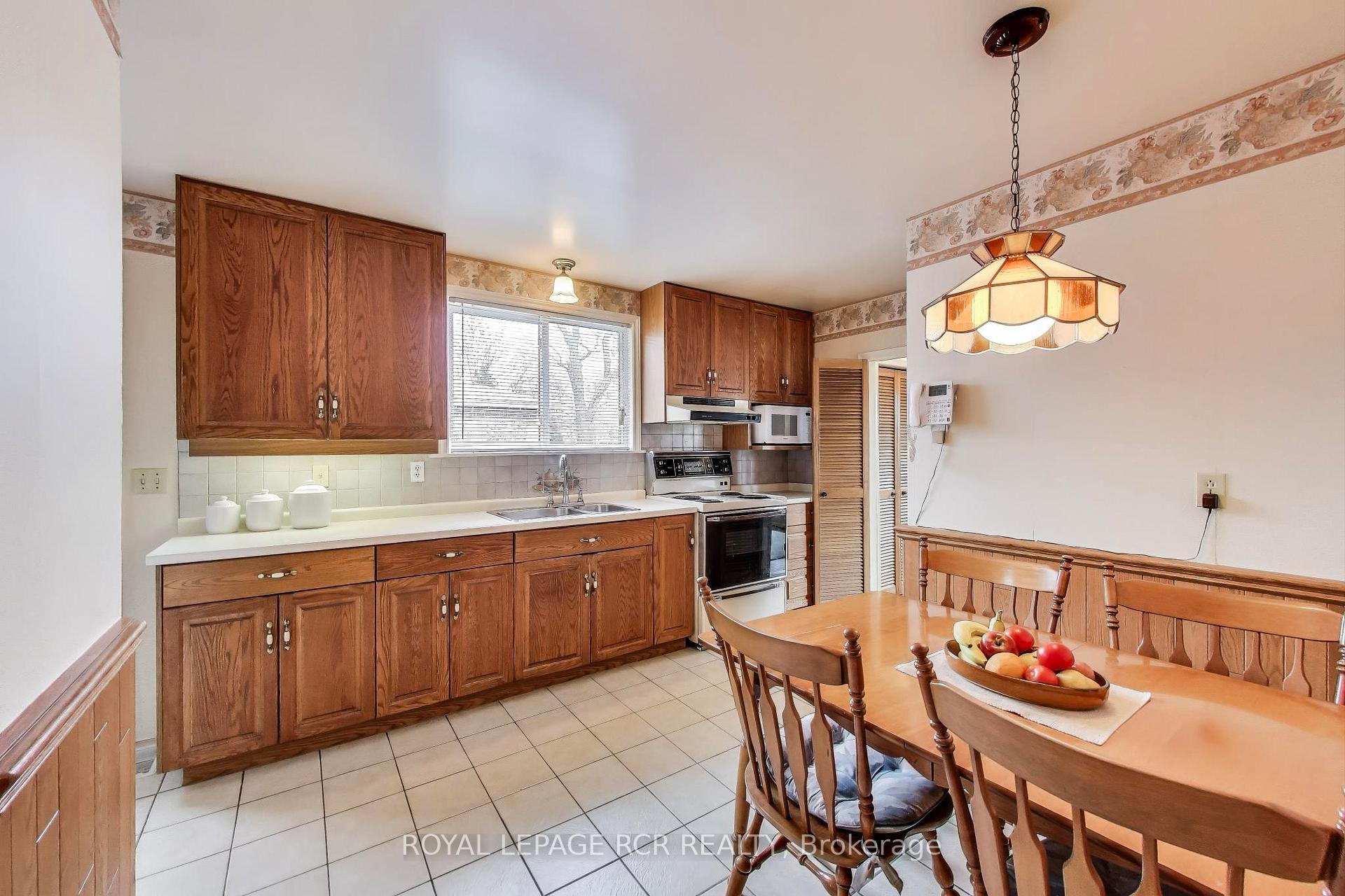 Photo 8 of 43 Appleby Drive, Brampton, Avondale — HOMEH