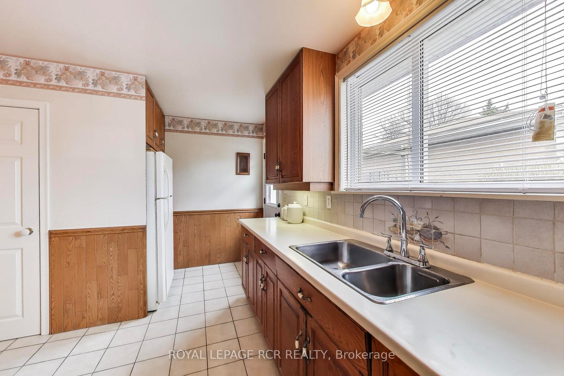 Photo 10 of 43 Appleby Drive, Brampton, Avondale — HOMEH