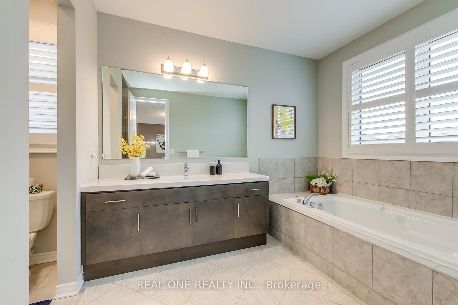 Photo 32 of 166 Stillwater Crescent, Hamilton, Waterdown — HOMEH