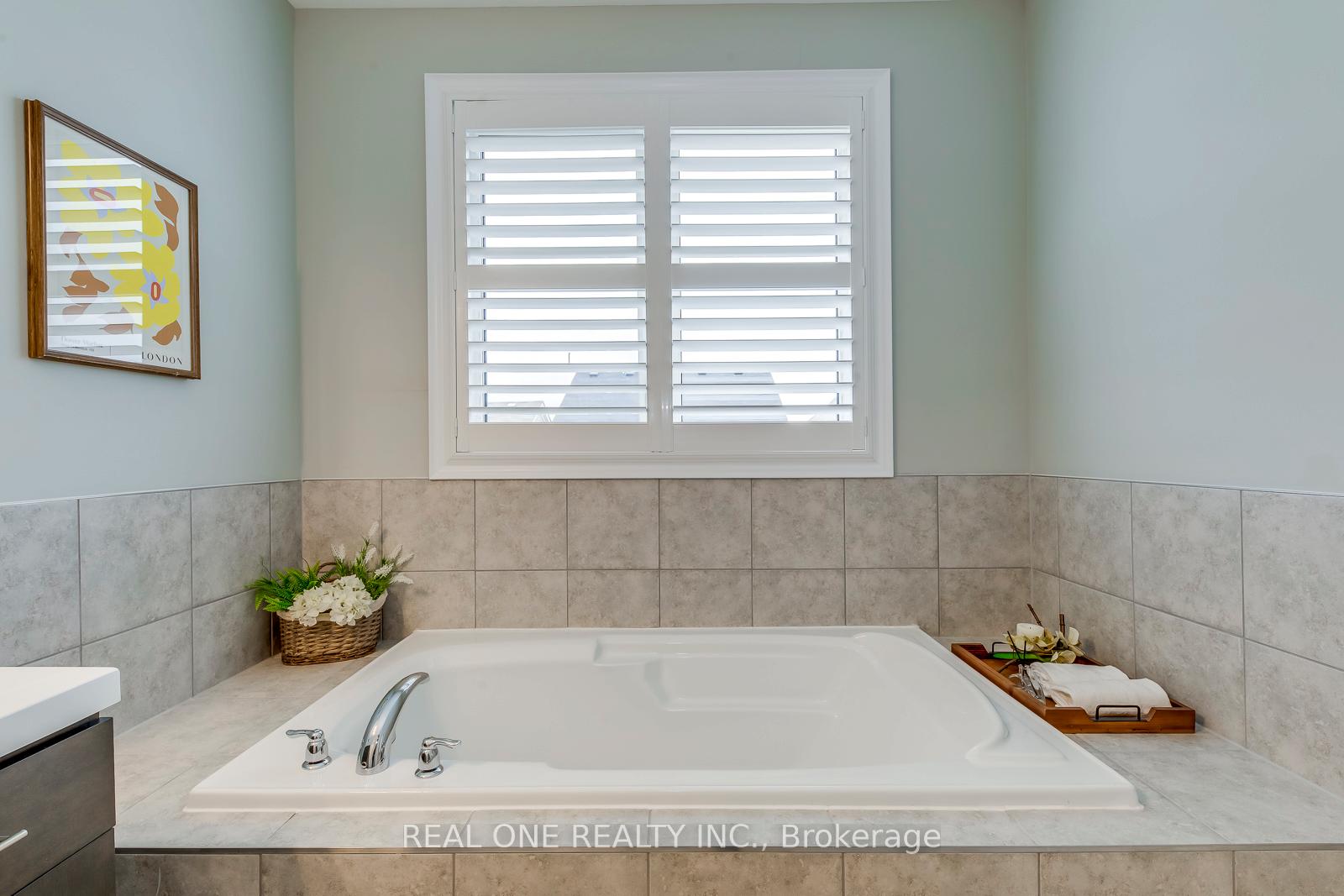 Photo 33 of 166 Stillwater Crescent, Hamilton, Waterdown — HOMEH