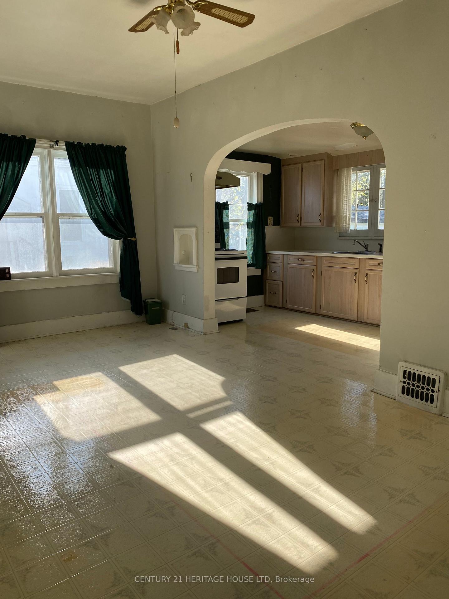 Photo 11 of 111 Elm Street, St. Thomas — HOMEH