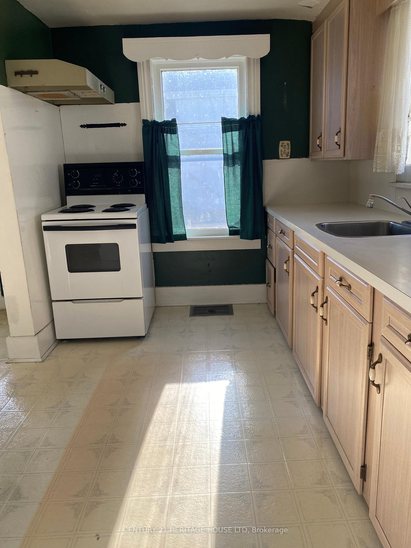 Photo 13 of 111 Elm Street, St. Thomas — HOMEH