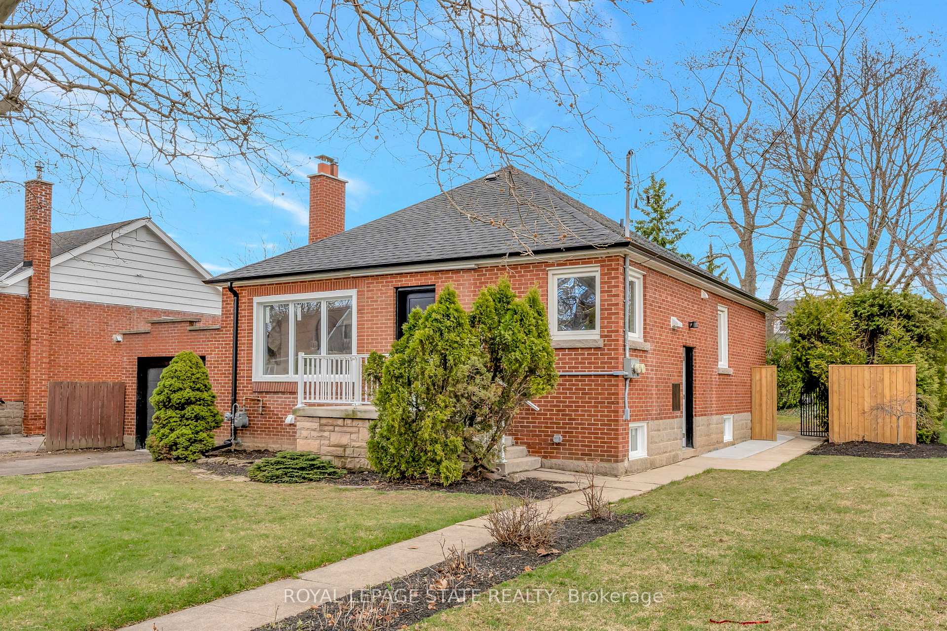 Photo 2 of 869 Garth Street, Hamilton, Buchanan — HOMEH