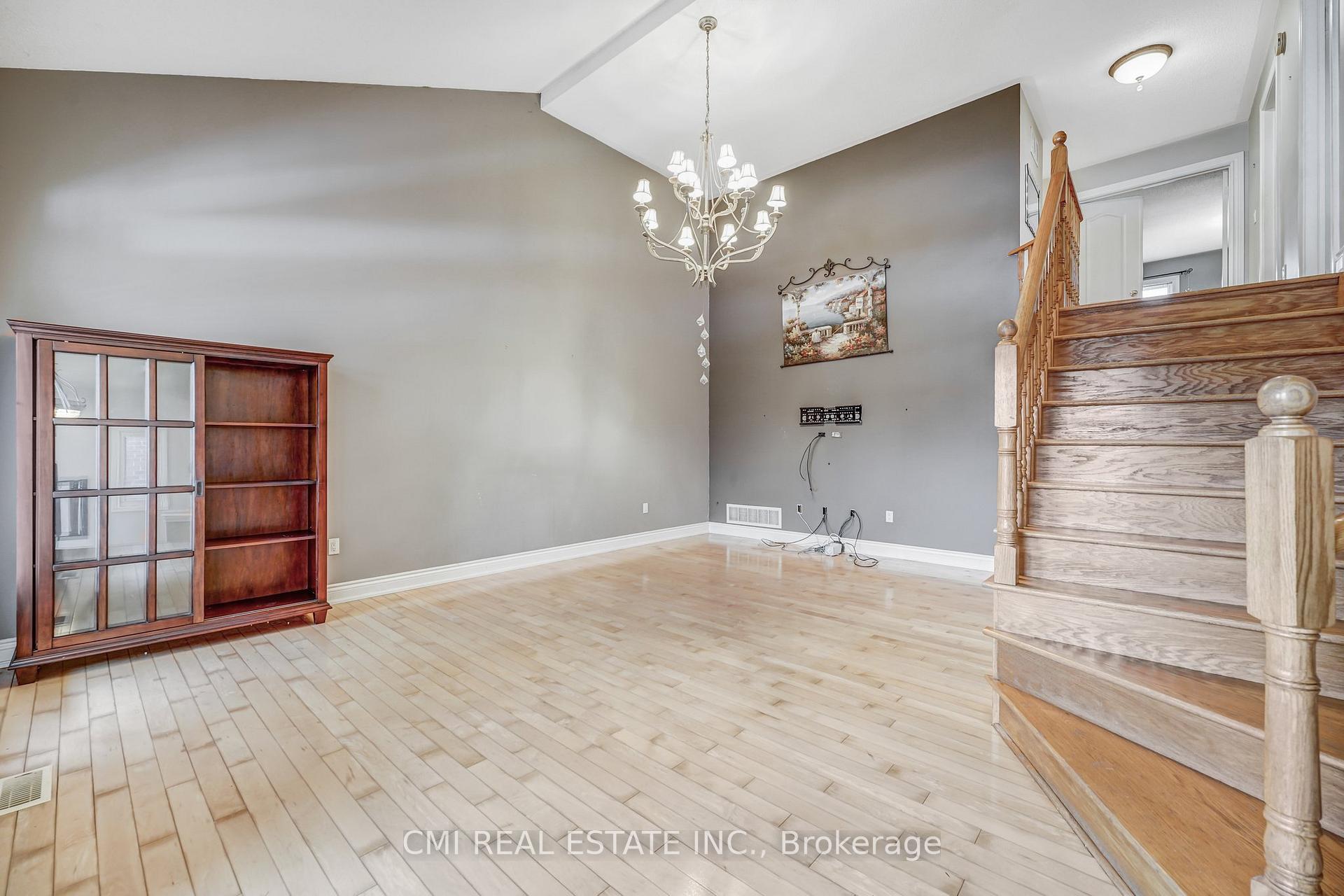 Photo 10 of 54 Rockstep Court, Brampton, Sandringham-Wellington — HOMEH