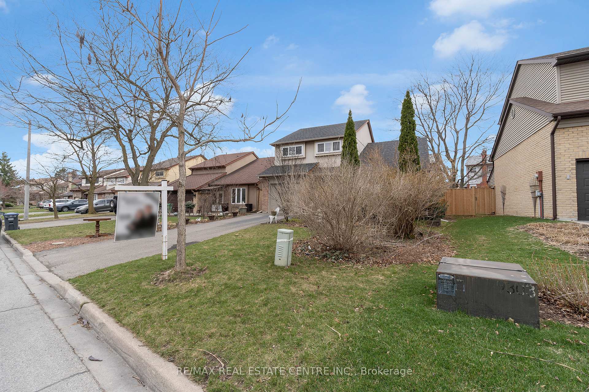 Photo 4 of 107 Royal Palm Drive, Brampton, Heart Lake East — HOMEH