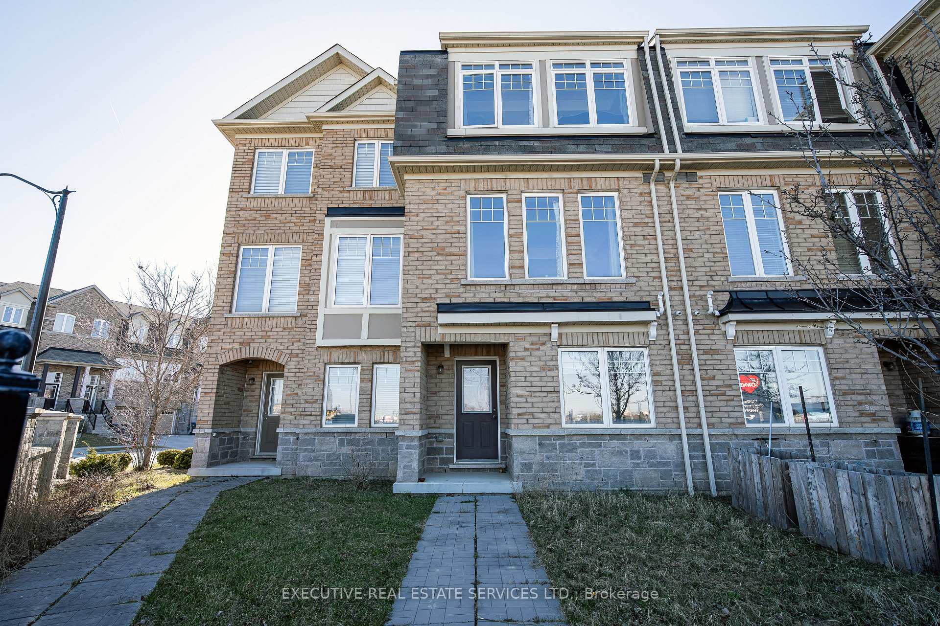 Photo 3 of 110 Magdalene Crescent, Brampton, Heart Lake East — HOMEH