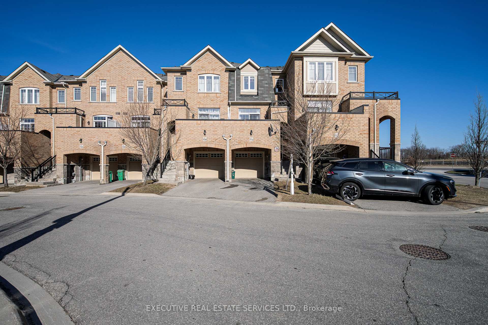 Photo 5 of 110 Magdalene Crescent, Brampton, Heart Lake East — HOMEH