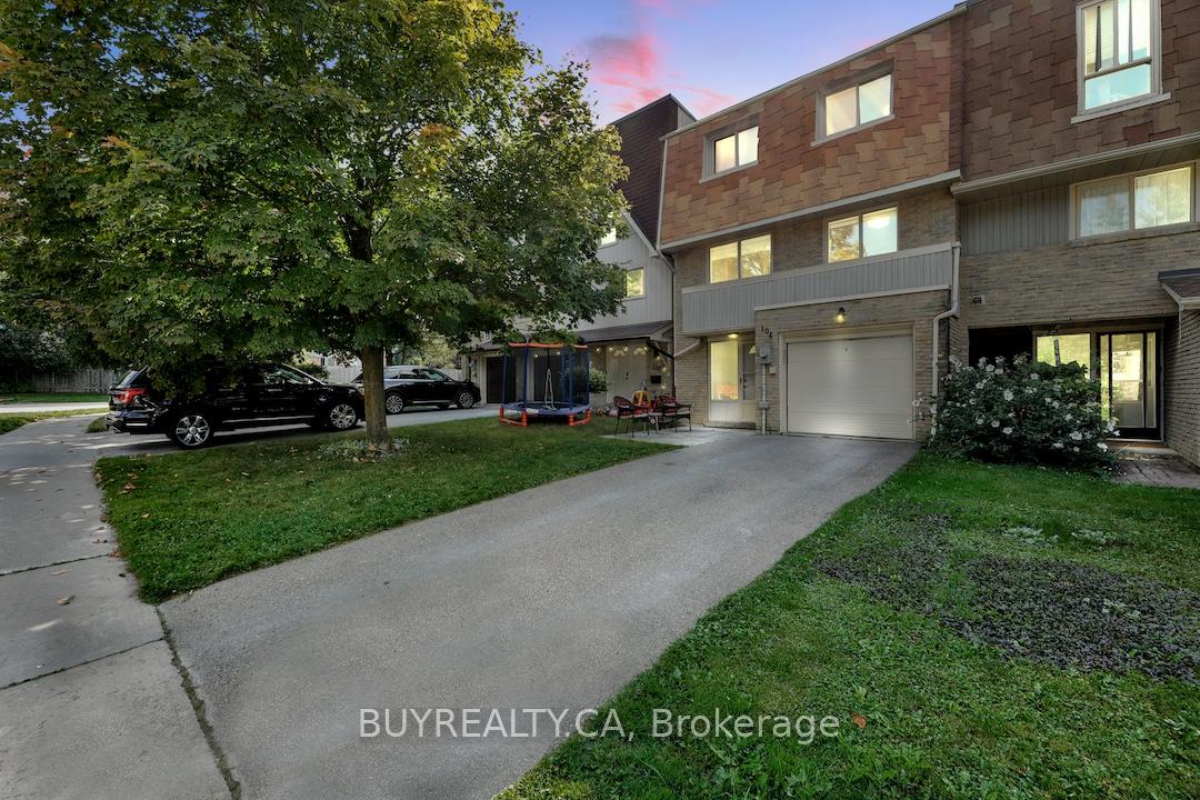 Photo 3 of Unit 72, 104 Poplar Crescent, Aurora, Aurora Highlands — HOMEH