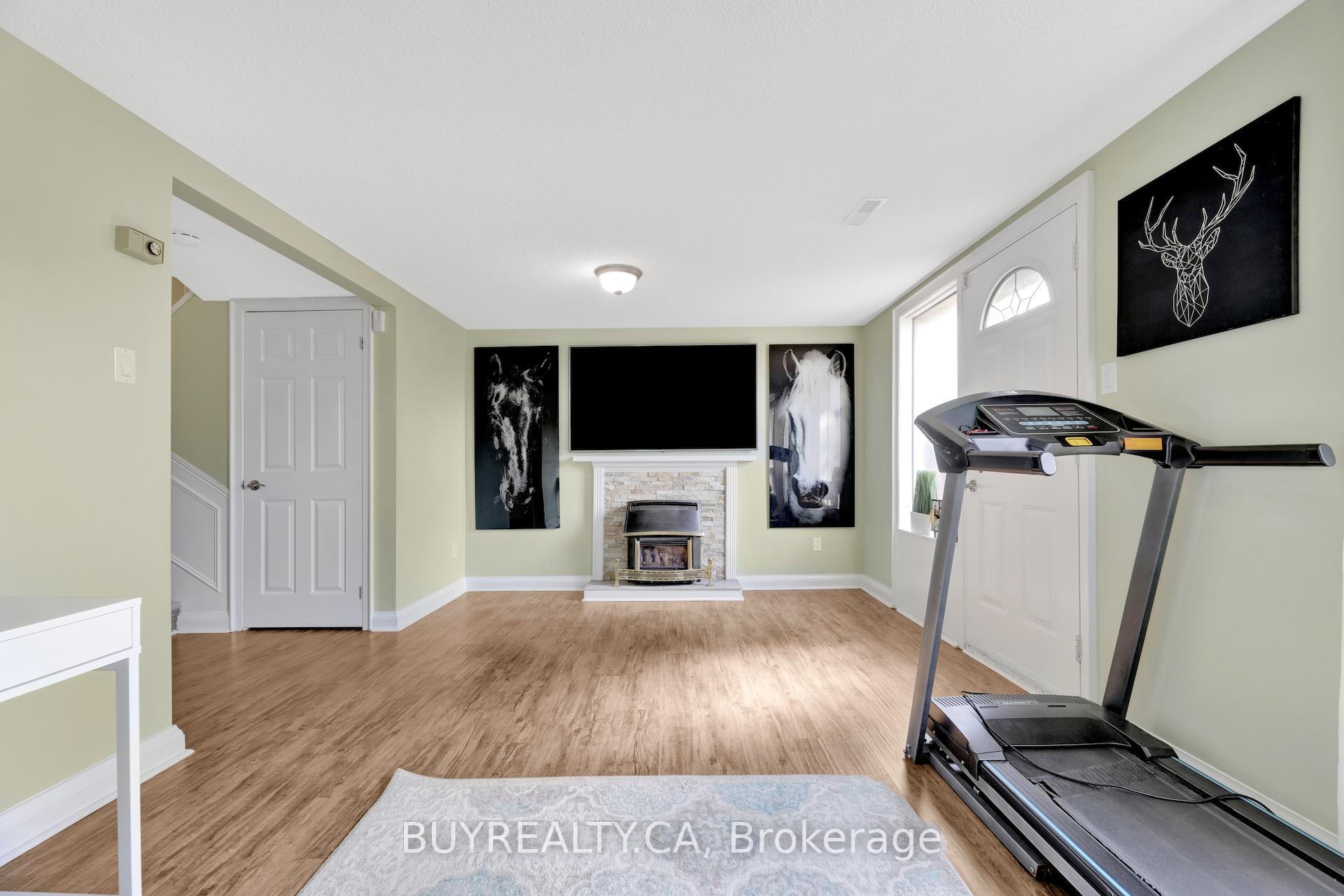 Photo 9 of Unit 72, 104 Poplar Crescent, Aurora, Aurora Highlands — HOMEH