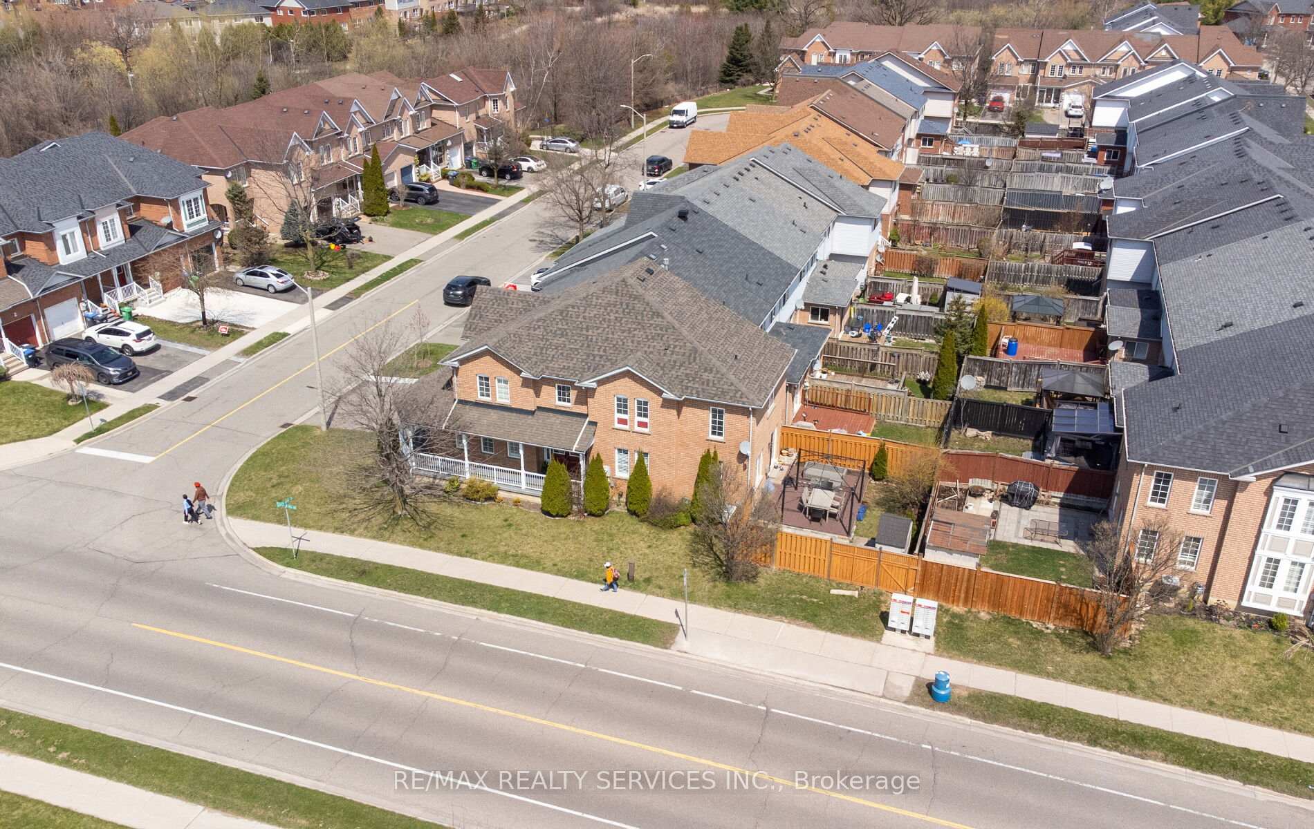 Photo 2 of 1 Queen Anne Drive, Brampton, Fletcher's Meadow — HOMEH