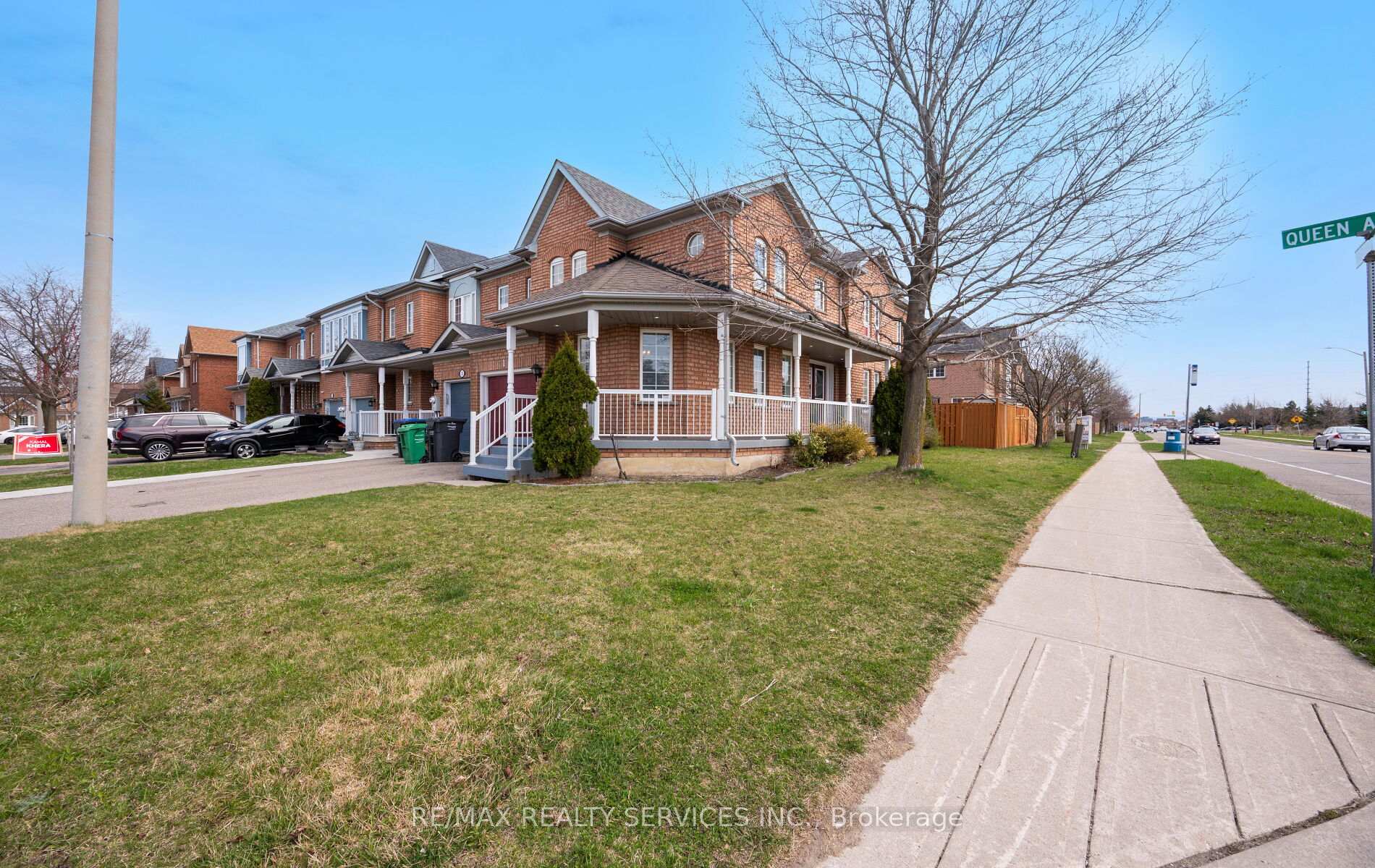 Photo 3 of 1 Queen Anne Drive, Brampton, Fletcher's Meadow — HOMEH