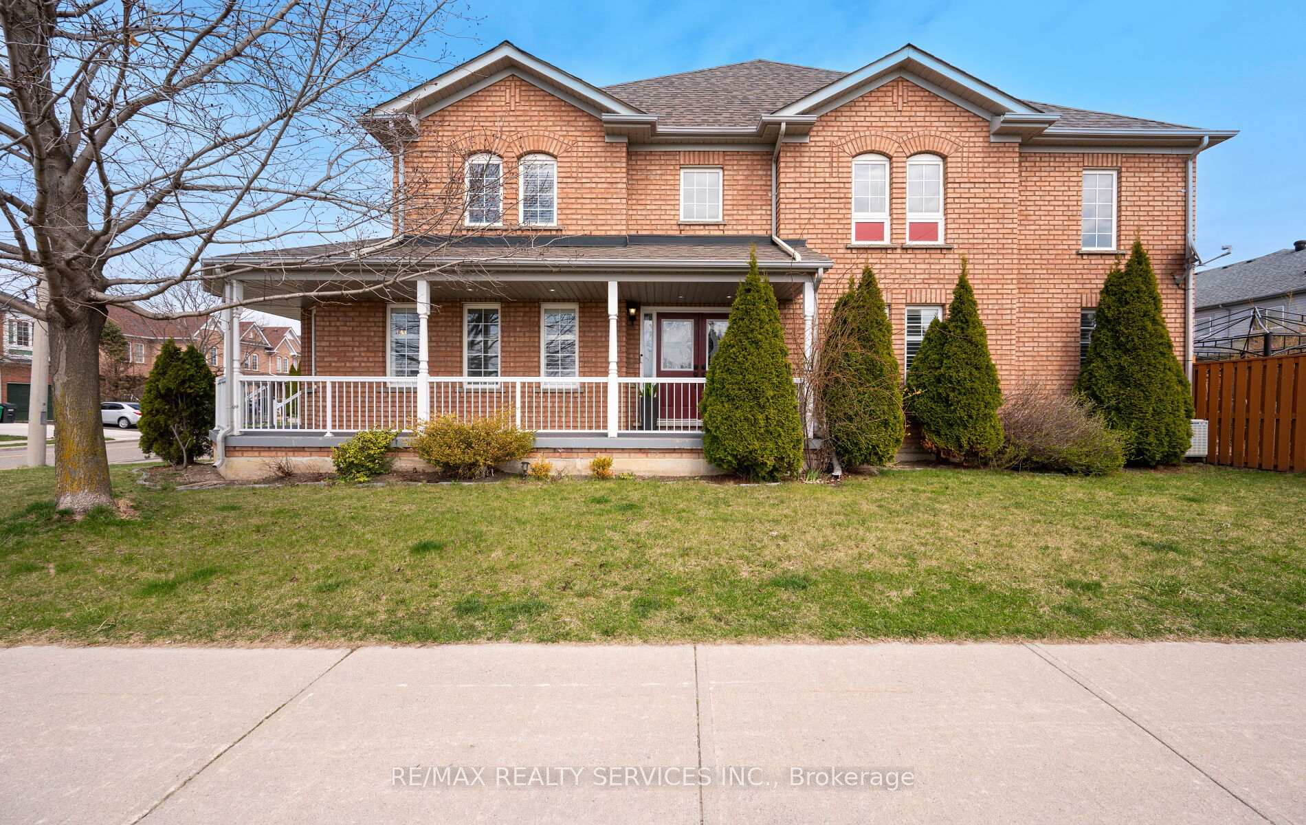 Photo 4 of 1 Queen Anne Drive, Brampton, Fletcher's Meadow — HOMEH