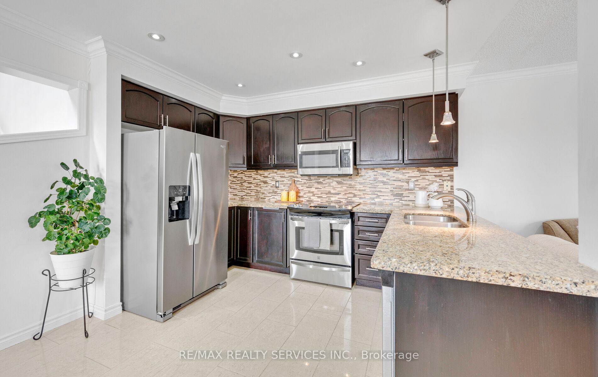 Photo 21 of 1 Queen Anne Drive, Brampton, Fletcher's Meadow — HOMEH