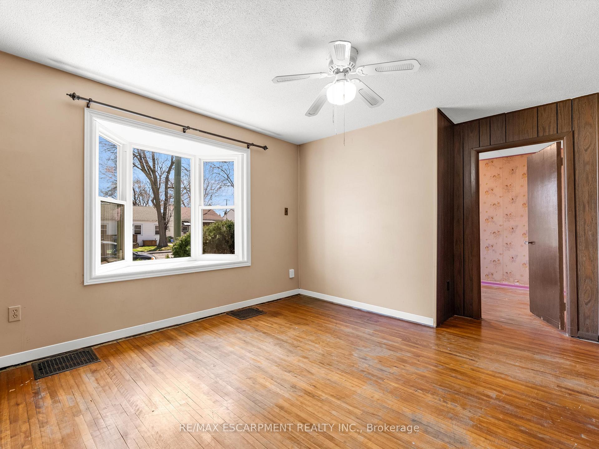 Photo 10 of 265 Walter Avenue N, Hamilton, Normanhurst — HOMEH