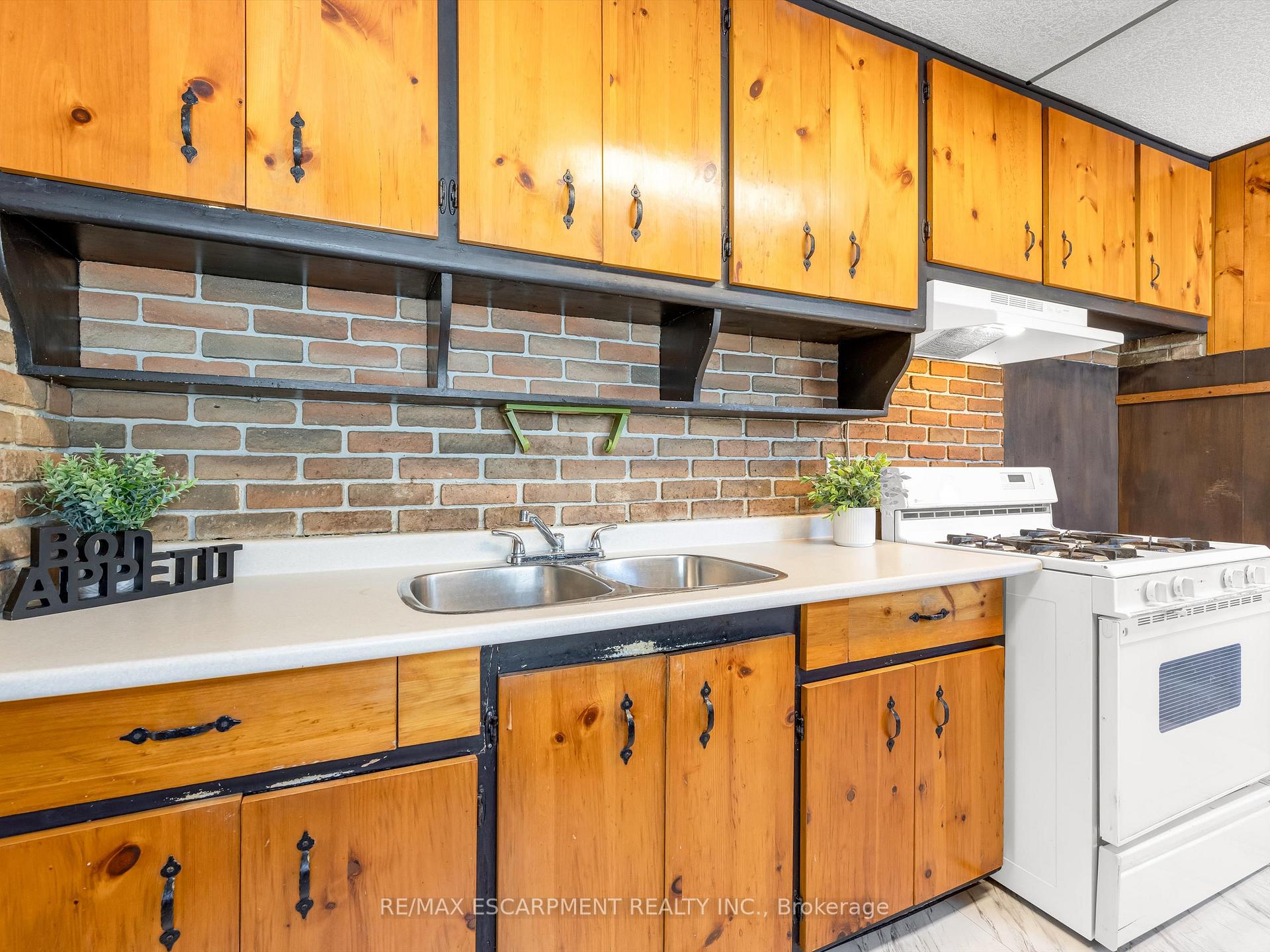 Photo 13 of 265 Walter Avenue N, Hamilton, Normanhurst — HOMEH