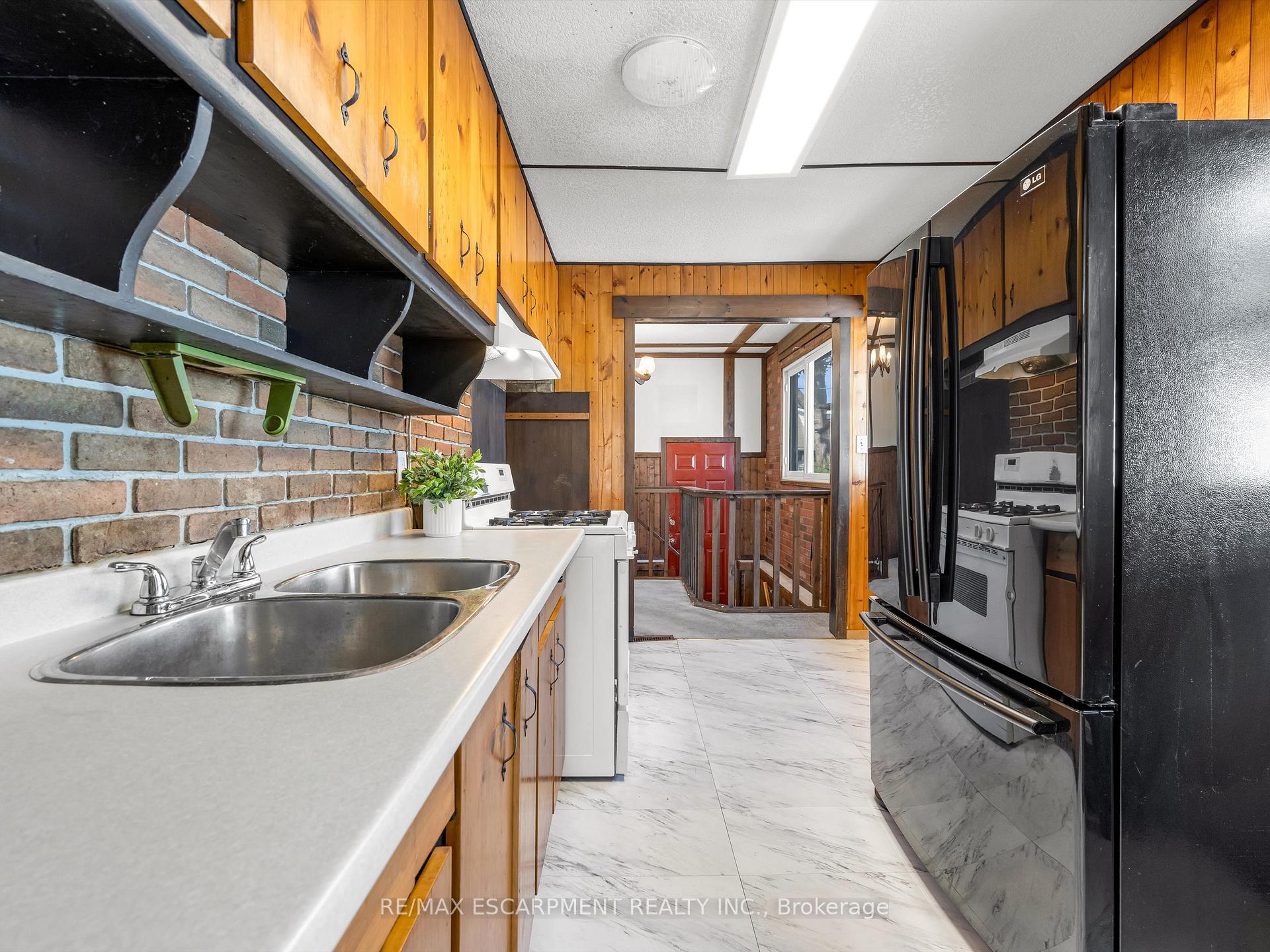 Photo 14 of 265 Walter Avenue N, Hamilton, Normanhurst — HOMEH