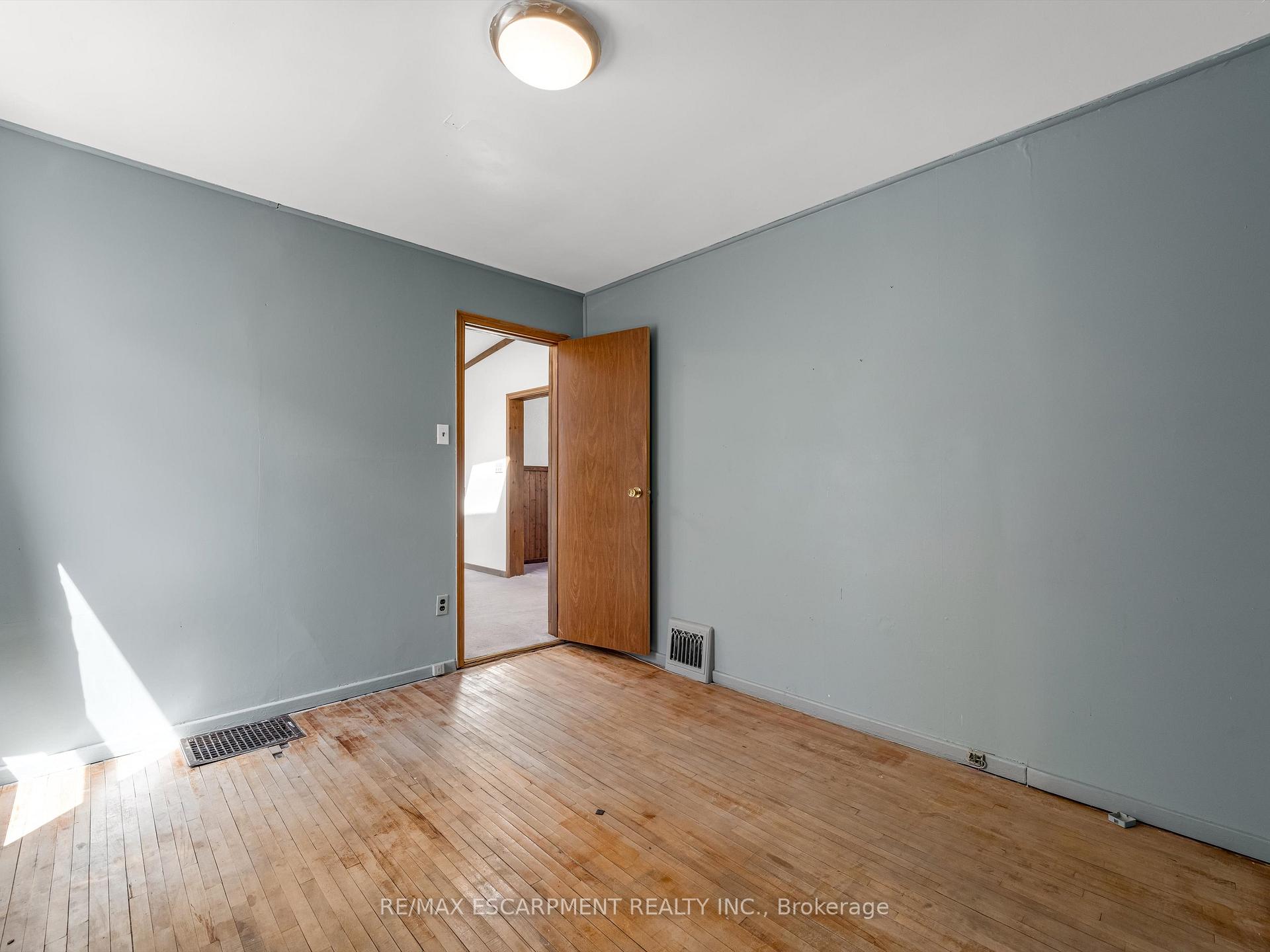 Photo 17 of 265 Walter Avenue N, Hamilton, Normanhurst — HOMEH