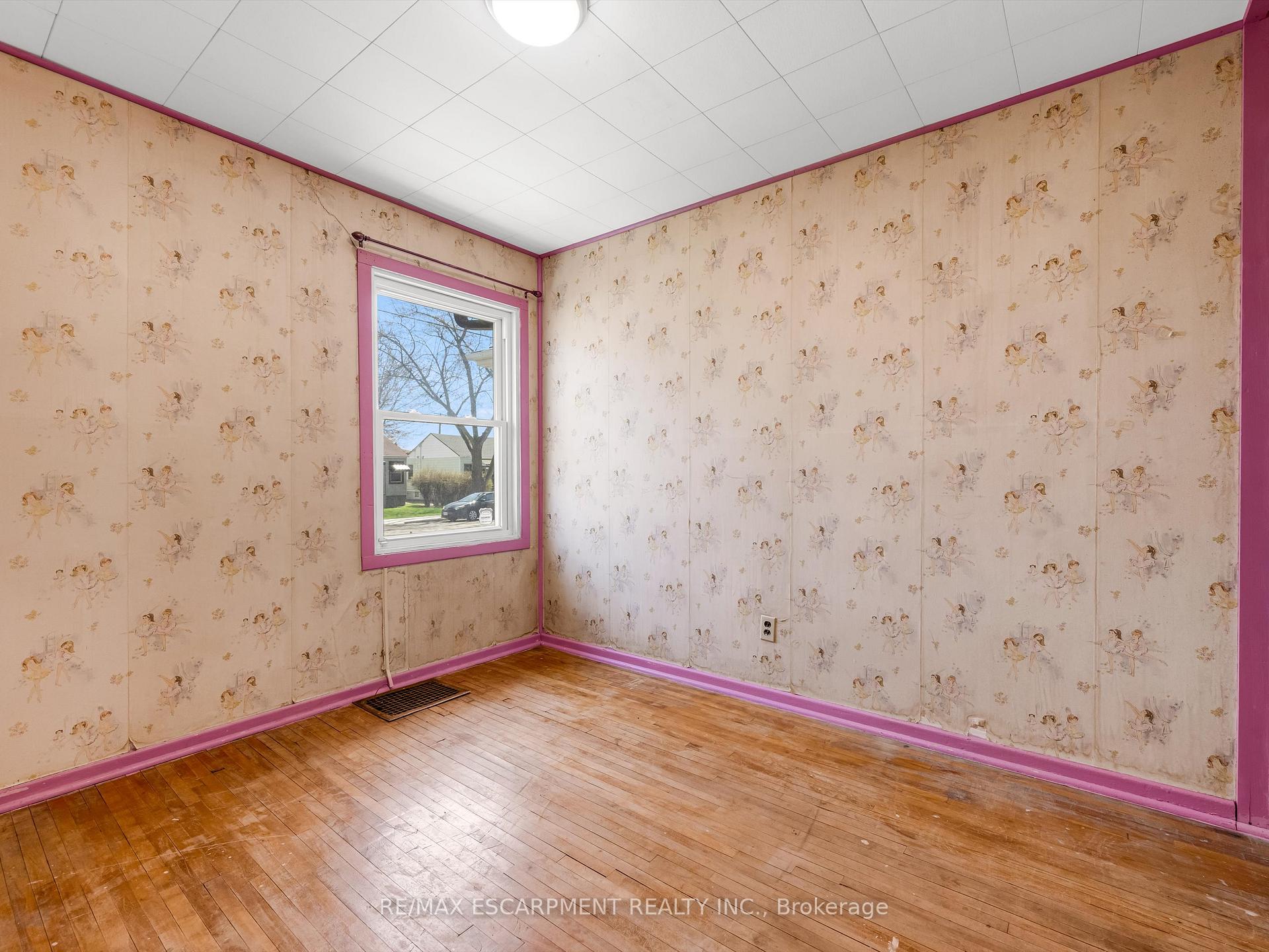 Photo 18 of 265 Walter Avenue N, Hamilton, Normanhurst — HOMEH