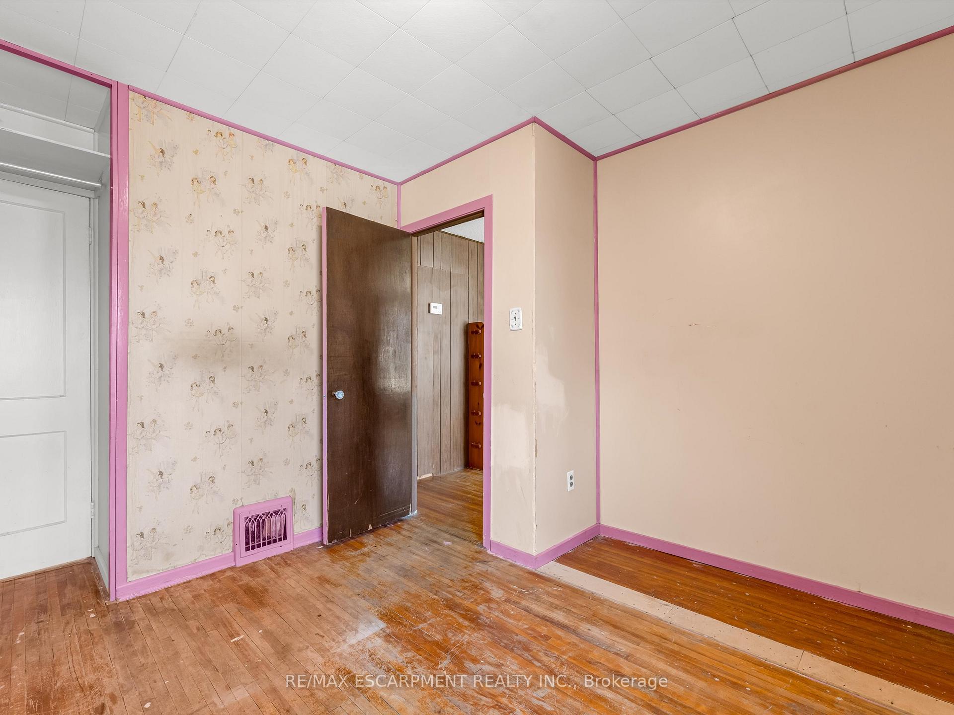 Photo 19 of 265 Walter Avenue N, Hamilton, Normanhurst — HOMEH
