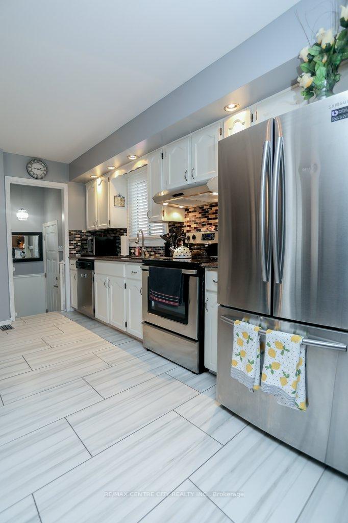 Photo 10 of 68 Sinclair Avenue, St. Thomas — HOMEH