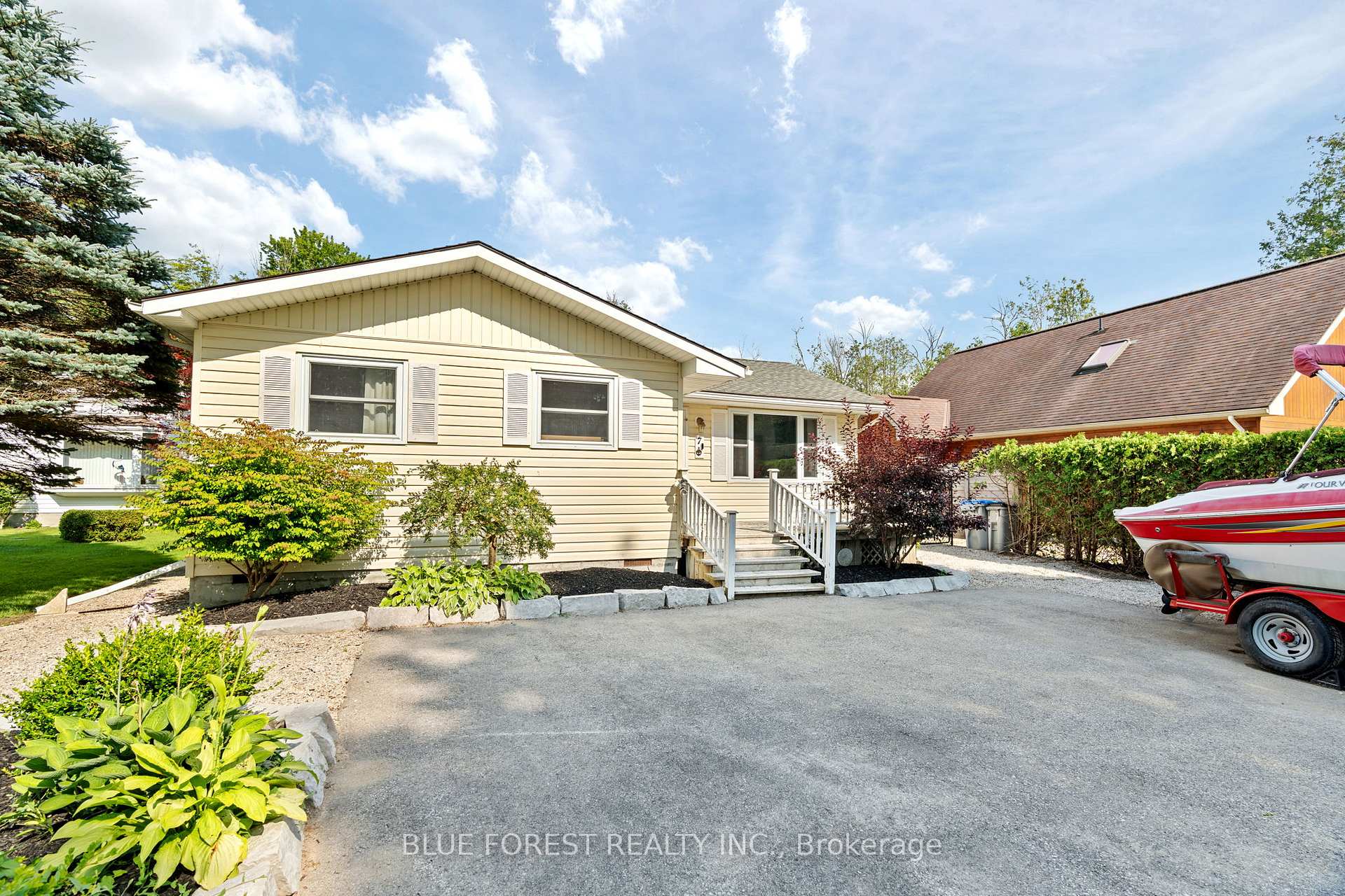 Photo 2 of 7 Andrew Crescent, Goderich, Goderich (Town) — HOMEH