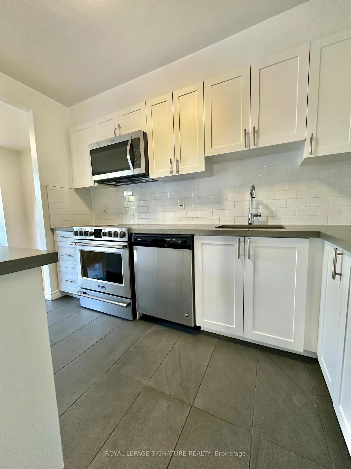 Photo 6 of Unit 414, 10 Shallmar Boulevard, Toronto, Forest Hill North — HOMEH