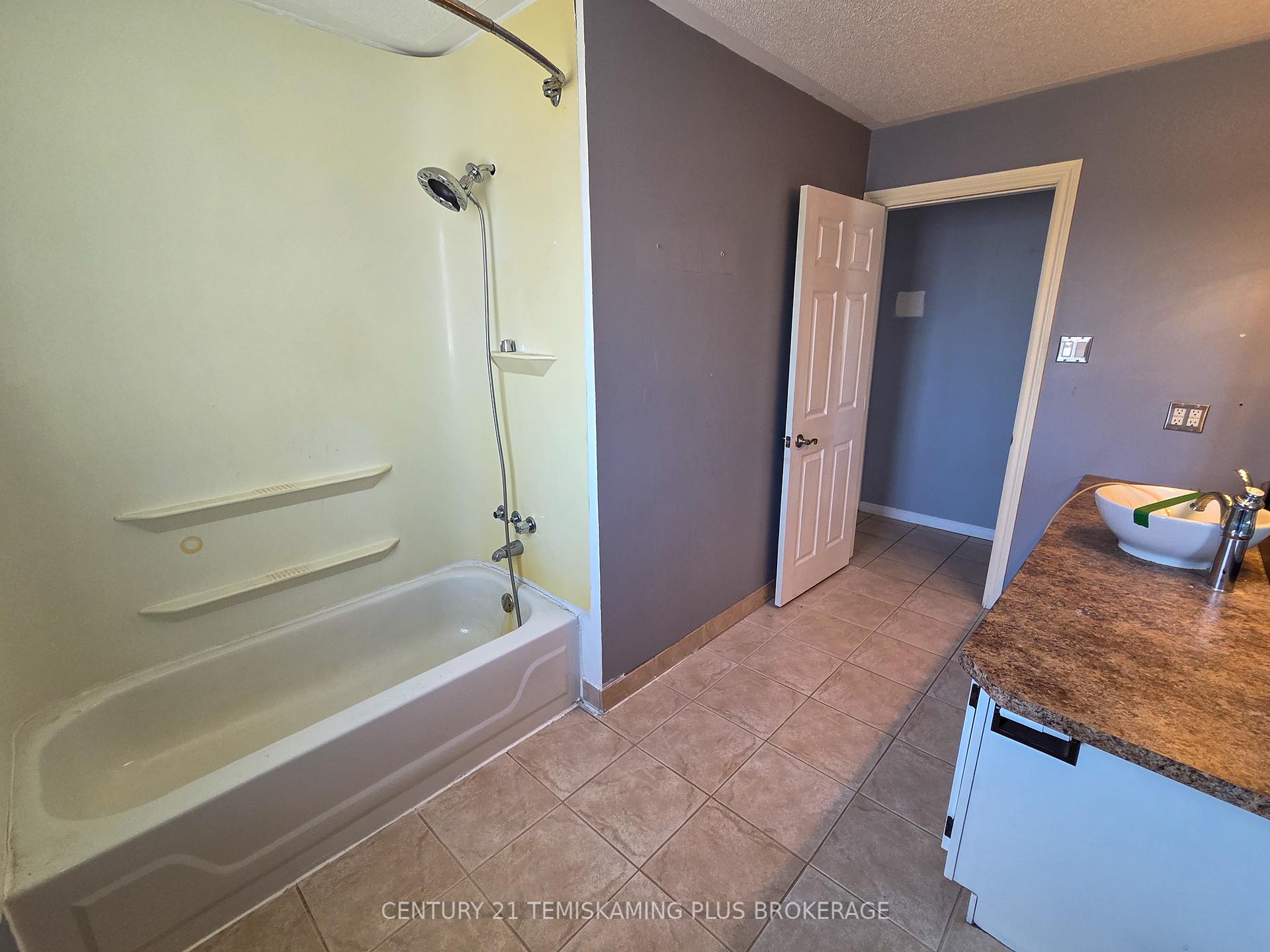 Photo 11 of 106 Cross Lake Road E, Temiskaming Shores, Haileybury — HOMEH