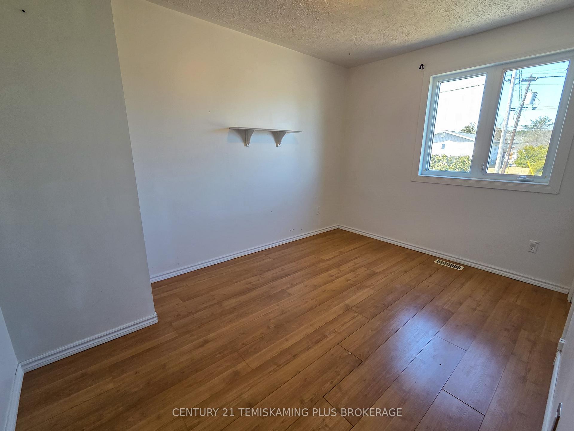 Photo 14 of 106 Cross Lake Road E, Temiskaming Shores, Haileybury — HOMEH
