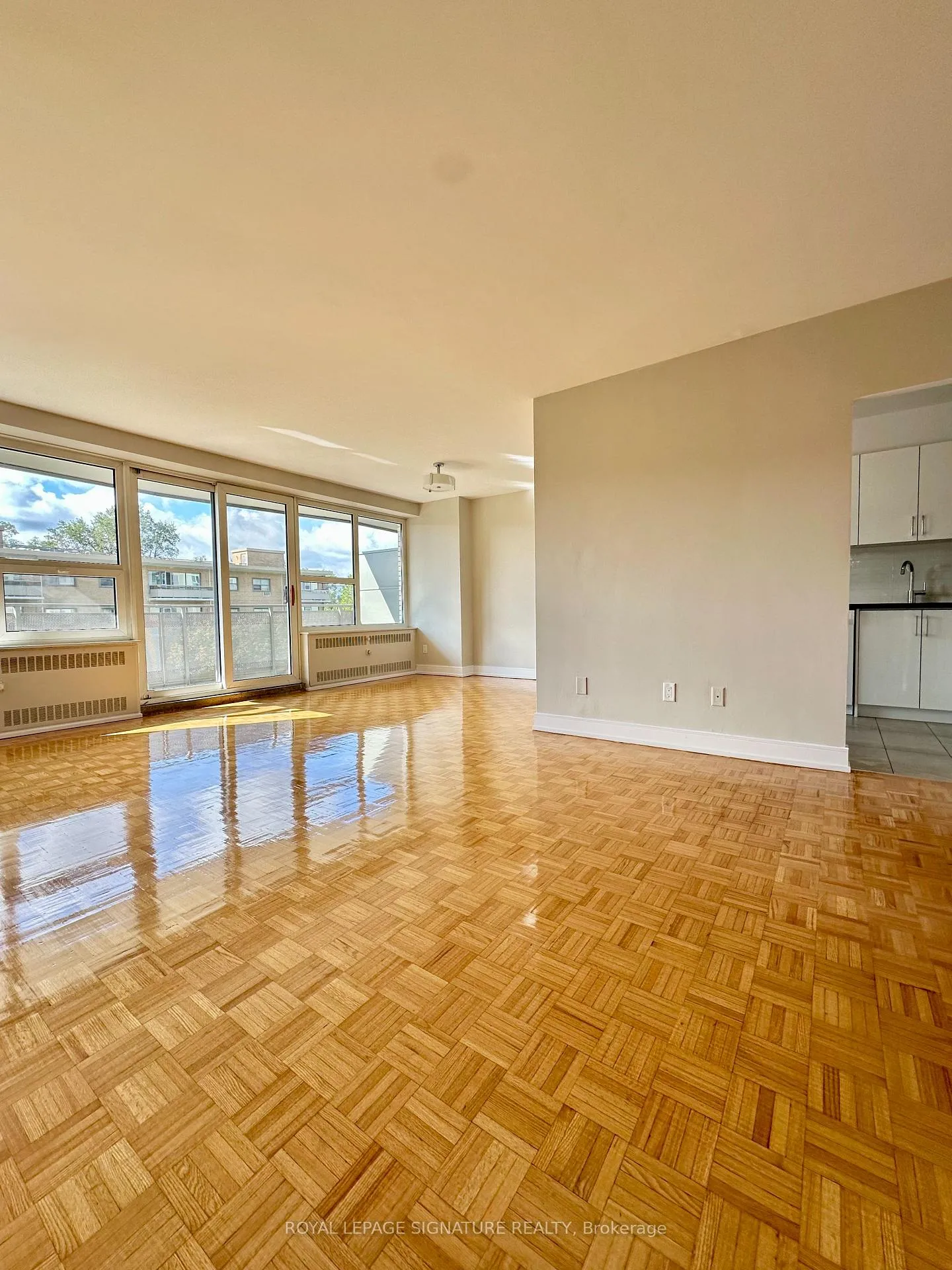 Photo 4 of Unit 501, 10 Shallmar Boulevard, Toronto, Forest Hill North — HOMEH