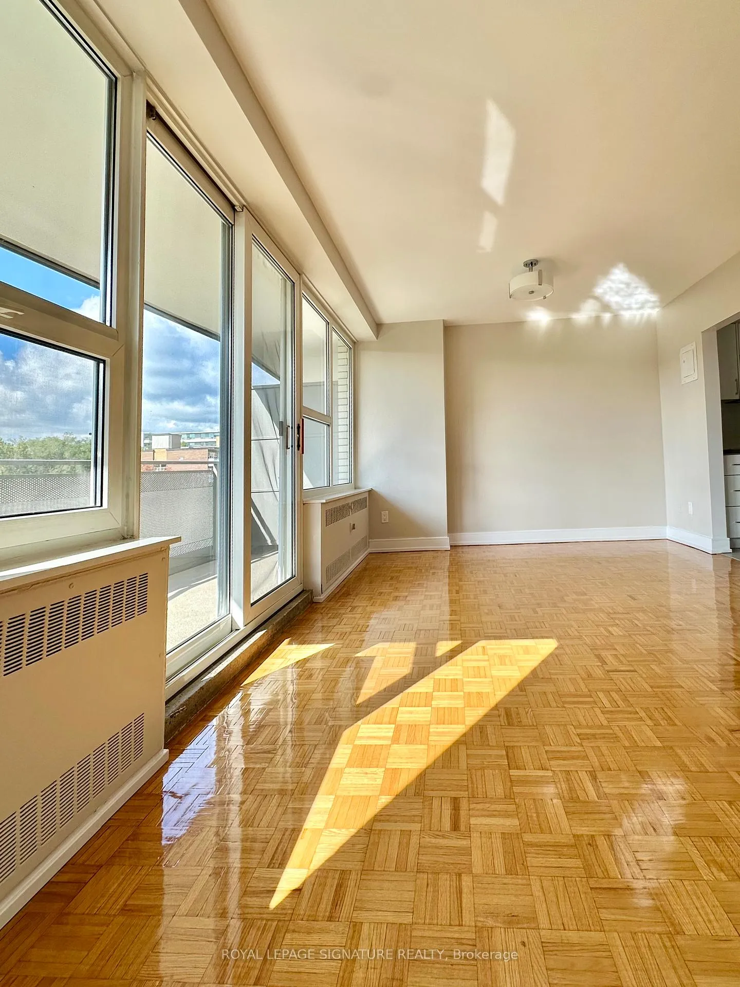 Photo 8 of Unit 501, 10 Shallmar Boulevard, Toronto, Forest Hill North — HOMEH