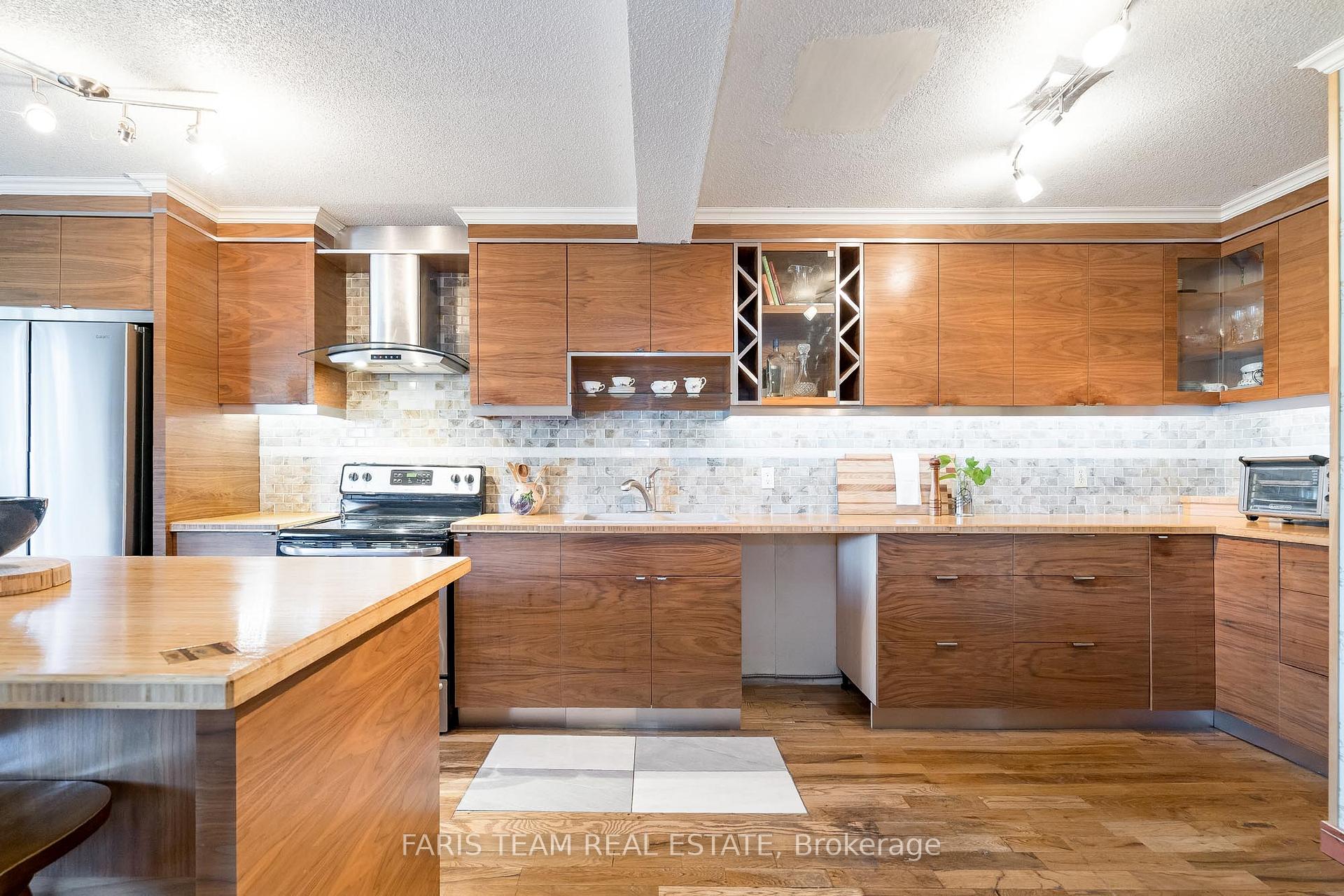 Photo 3 of 89 Melinda Crescent, Barrie, Allandale — HOMEH