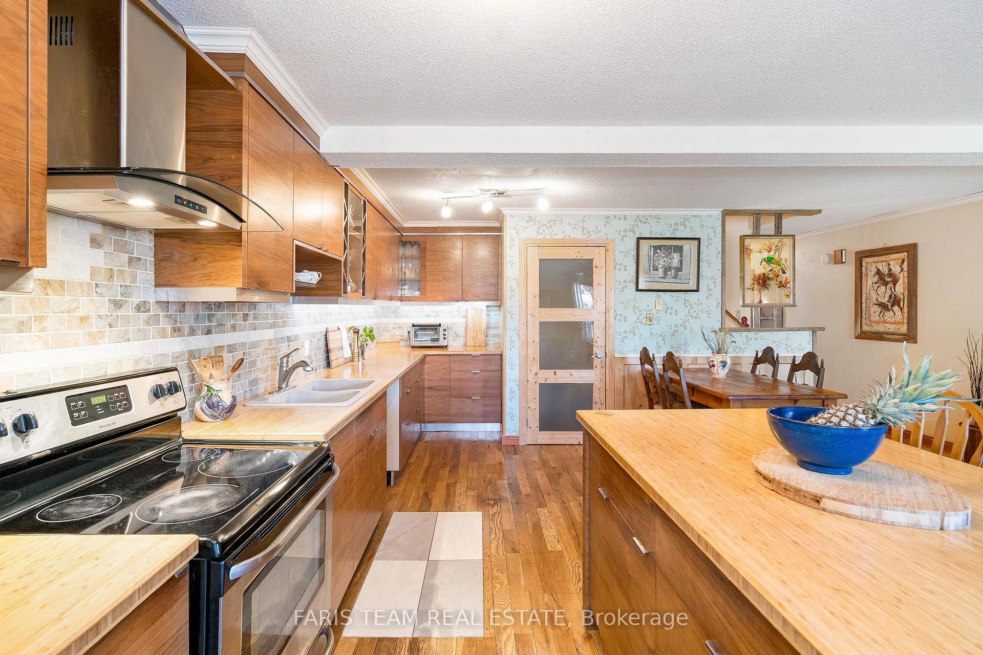 Photo 4 of 89 Melinda Crescent, Barrie, Allandale — HOMEH
