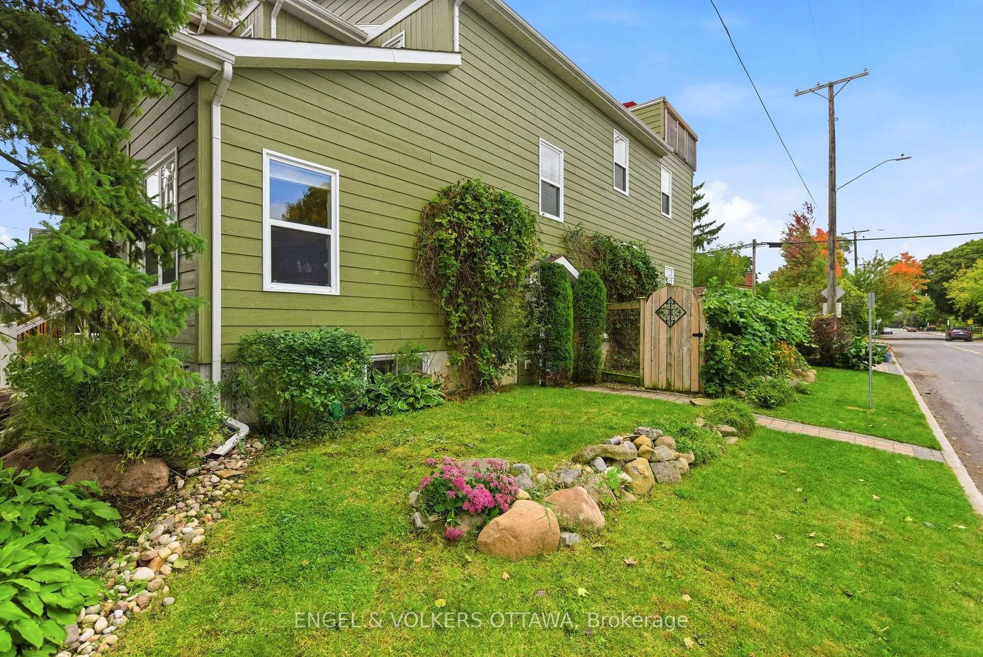 Photo 41 of 72 Smirle Avenue, Ottawa, Ottawa West — HOMEH