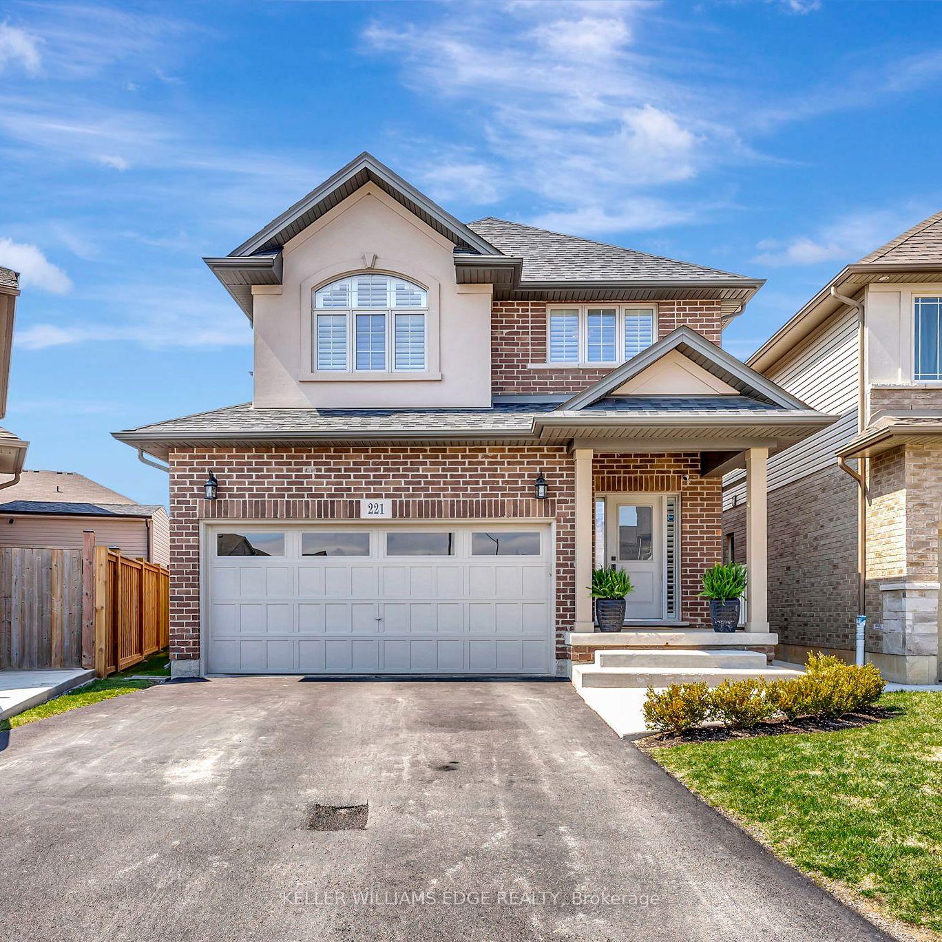 Photo 2 of 221 Echovalley Drive, Hamilton, Stoney Creek Mountain — HOMEH