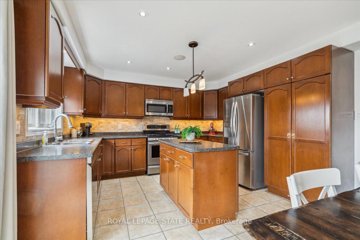 Photo 3 of 119 Great Oak Trail, Hamilton, Binbrook — HOMEH