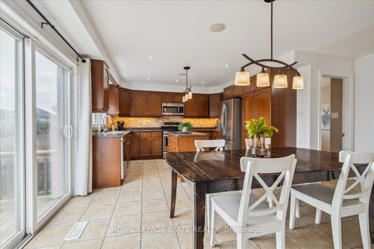 Photo 18 of 119 Great Oak Trail, Hamilton, Binbrook — HOMEH