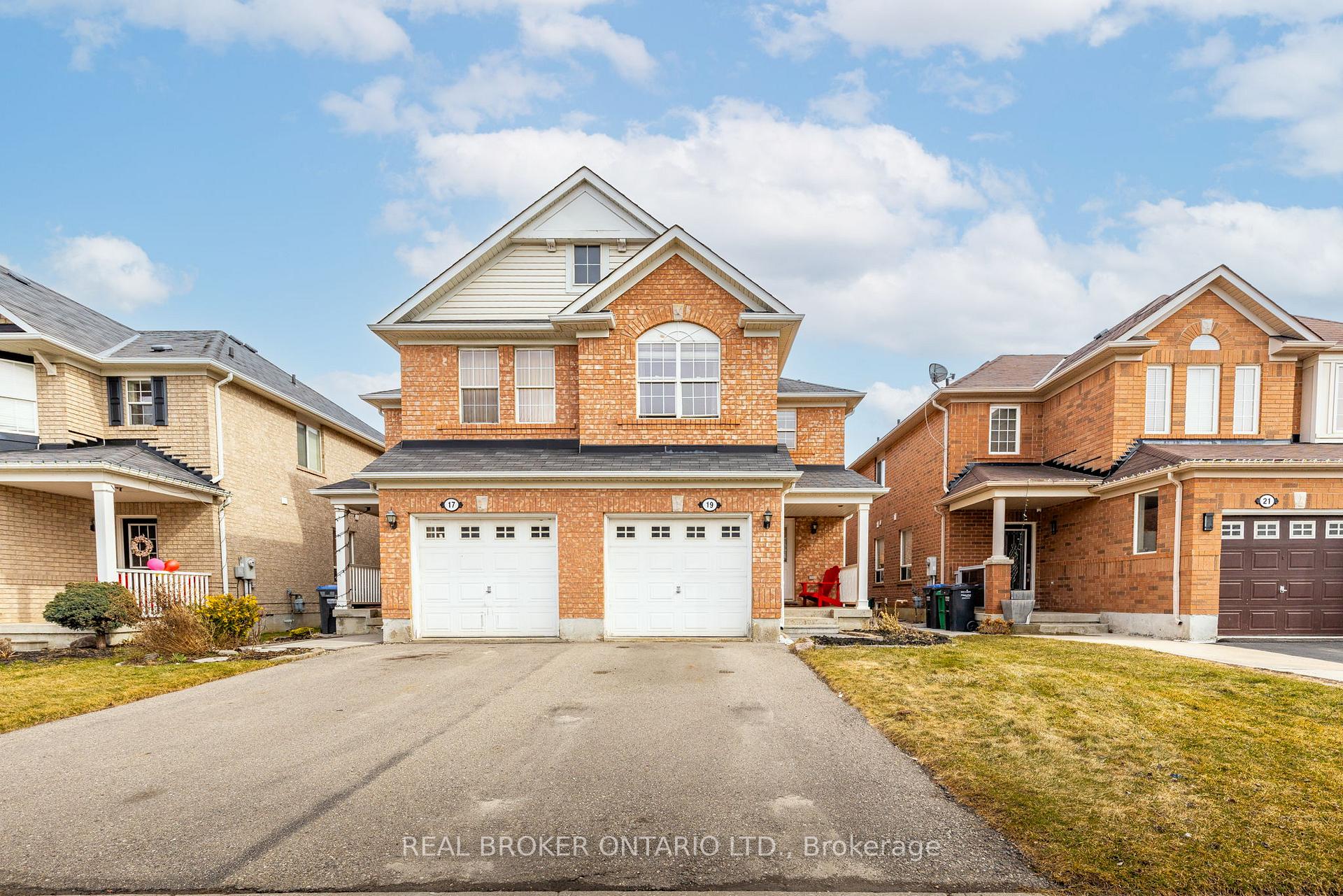 Photo 2 of 19 Coachlight Crescent, Brampton, Vales of Castlemore — HOMEH
