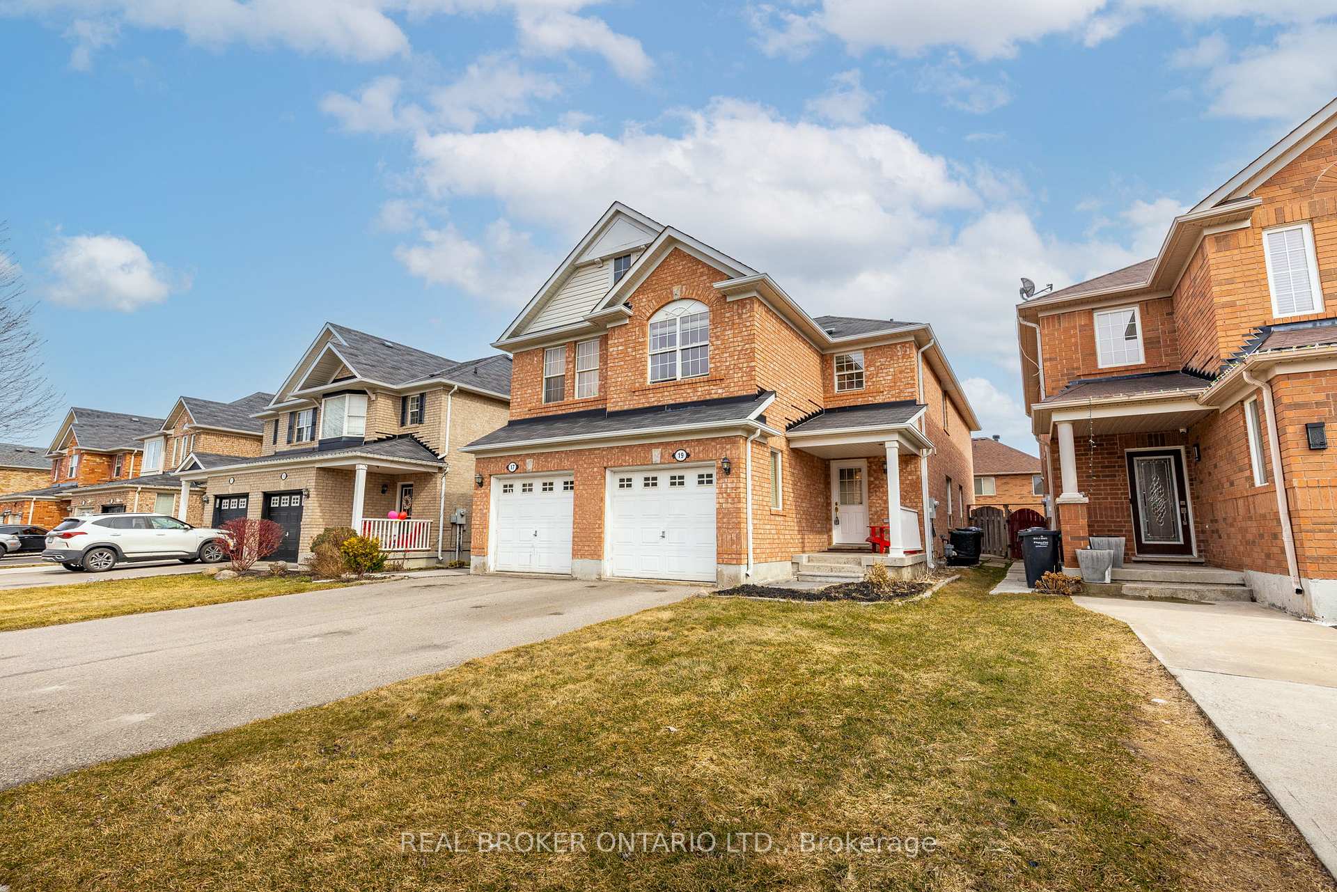 Photo 3 of 19 Coachlight Crescent, Brampton, Vales of Castlemore — HOMEH