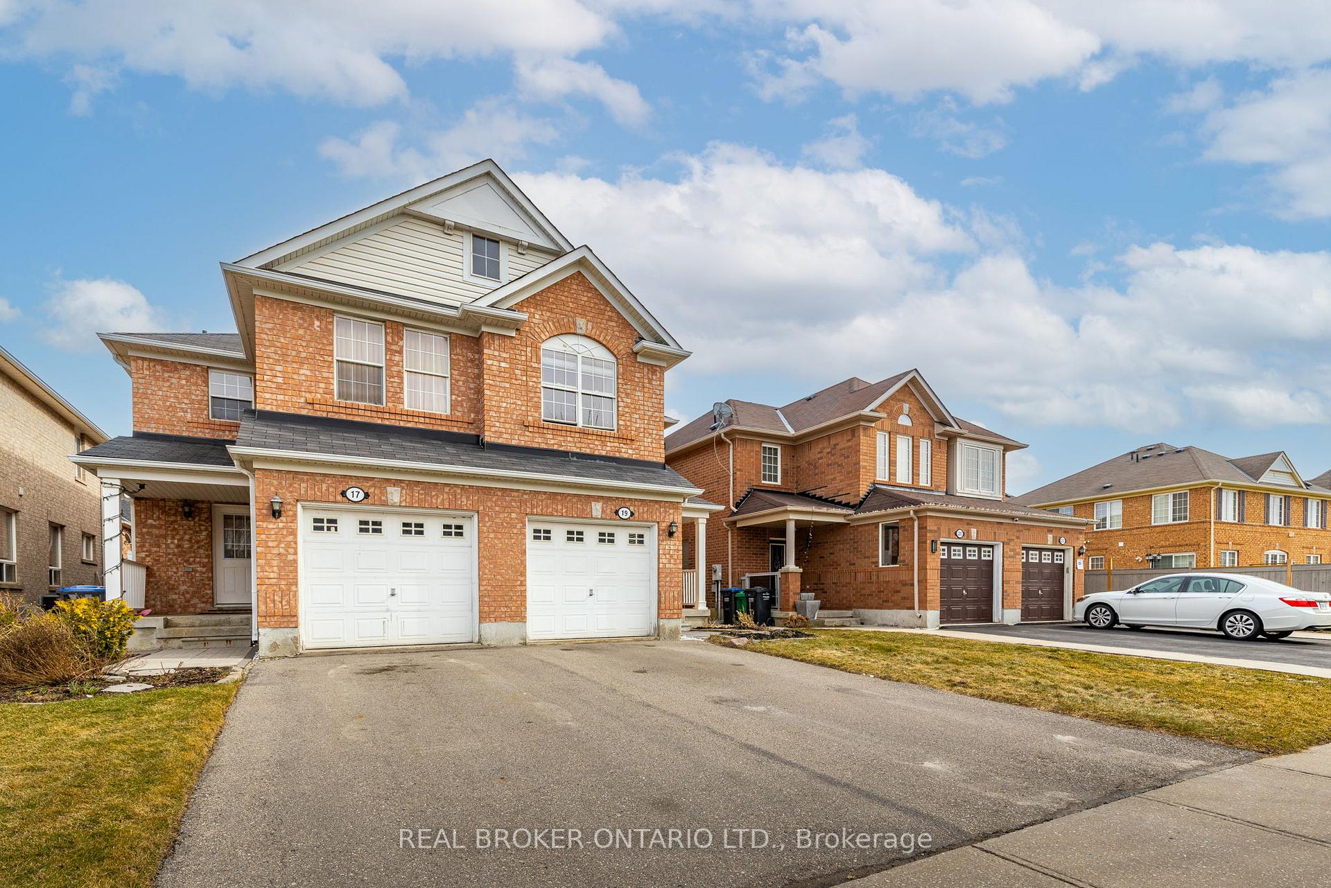 Photo 4 of 19 Coachlight Crescent, Brampton, Vales of Castlemore — HOMEH
