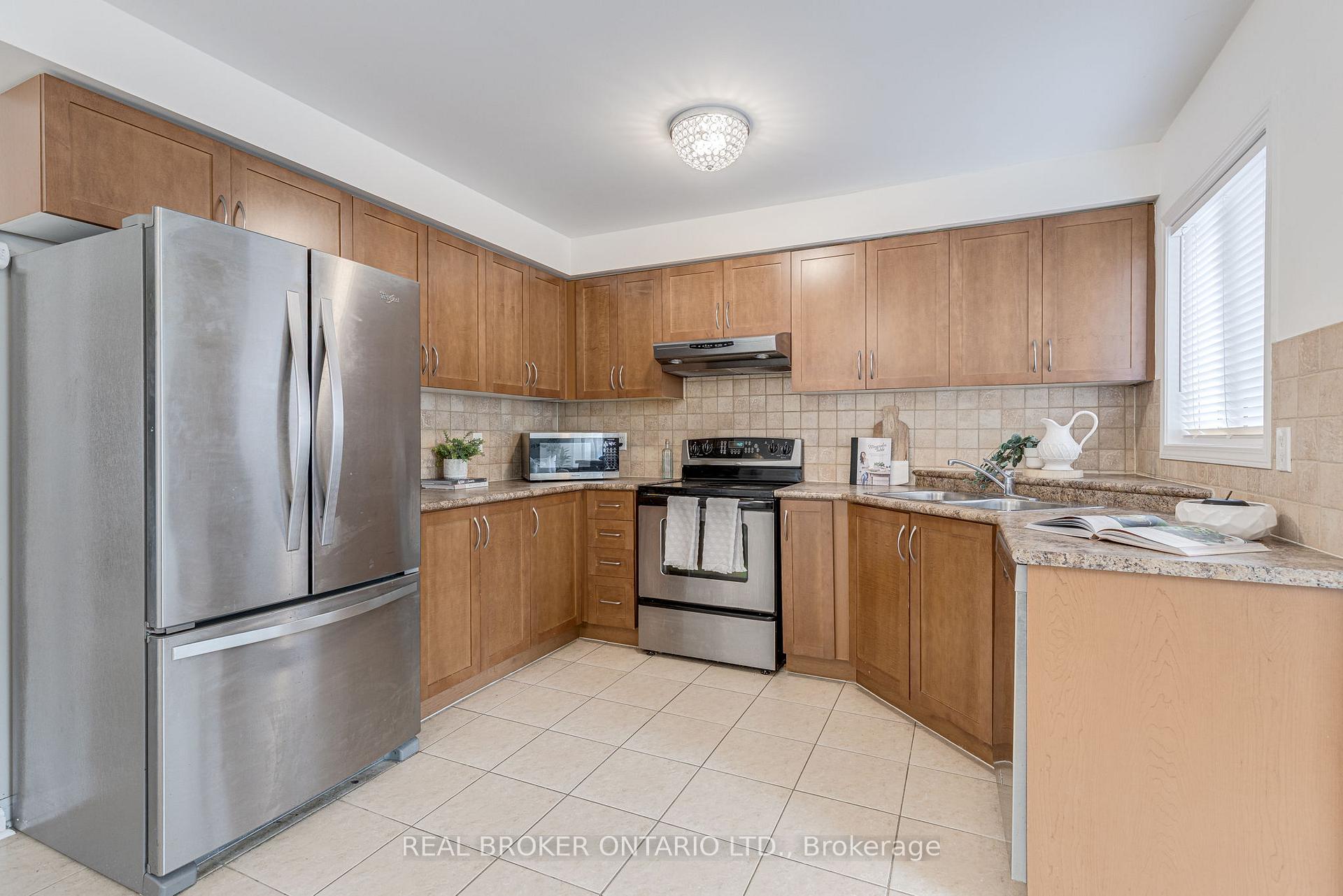 Photo 14 of 19 Coachlight Crescent, Brampton, Vales of Castlemore — HOMEH