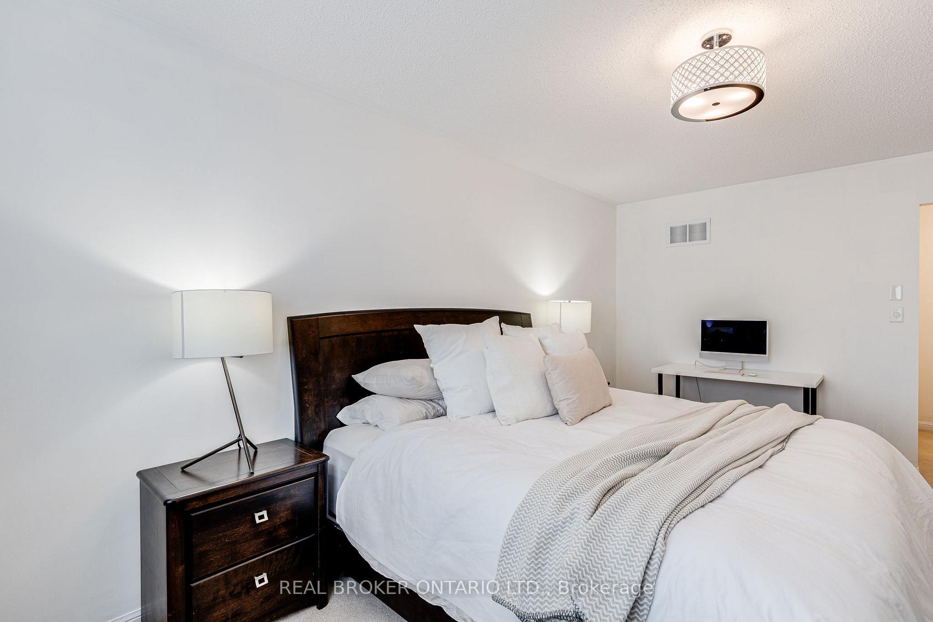 Photo 21 of 19 Coachlight Crescent, Brampton, Vales of Castlemore — HOMEH