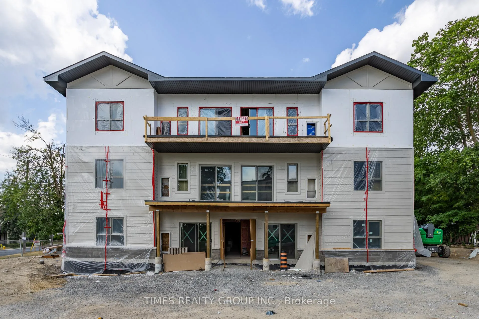 Front of Unit 203, 369 Hunter Street W