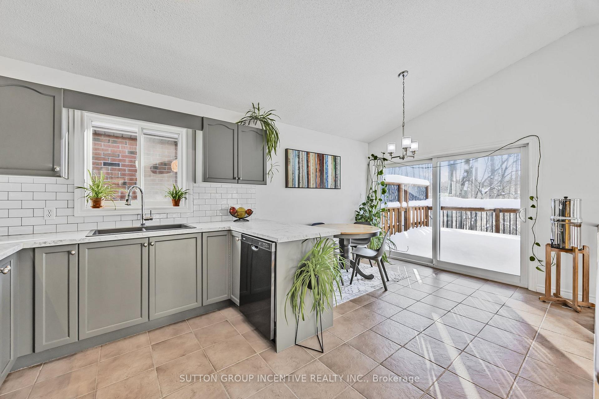 Photo 11 of 146 Columbia Road, Barrie, Holly — HOMEH